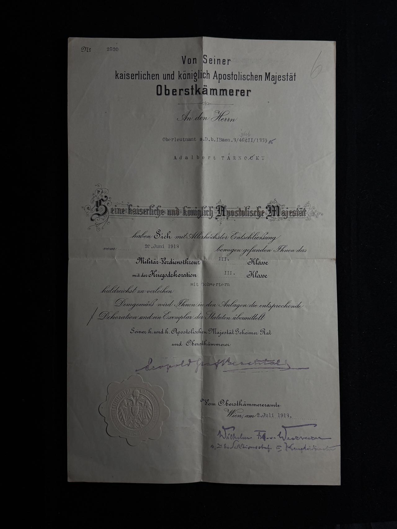 欢庆元旦！戎马世界章牌大赏第109期元旦大拍 奥匈帝国带剑三等军事功勋十字勋章证书，授予预备役上尉 Adalbert Tárnóczy，得主有照片，最终军衔为少校