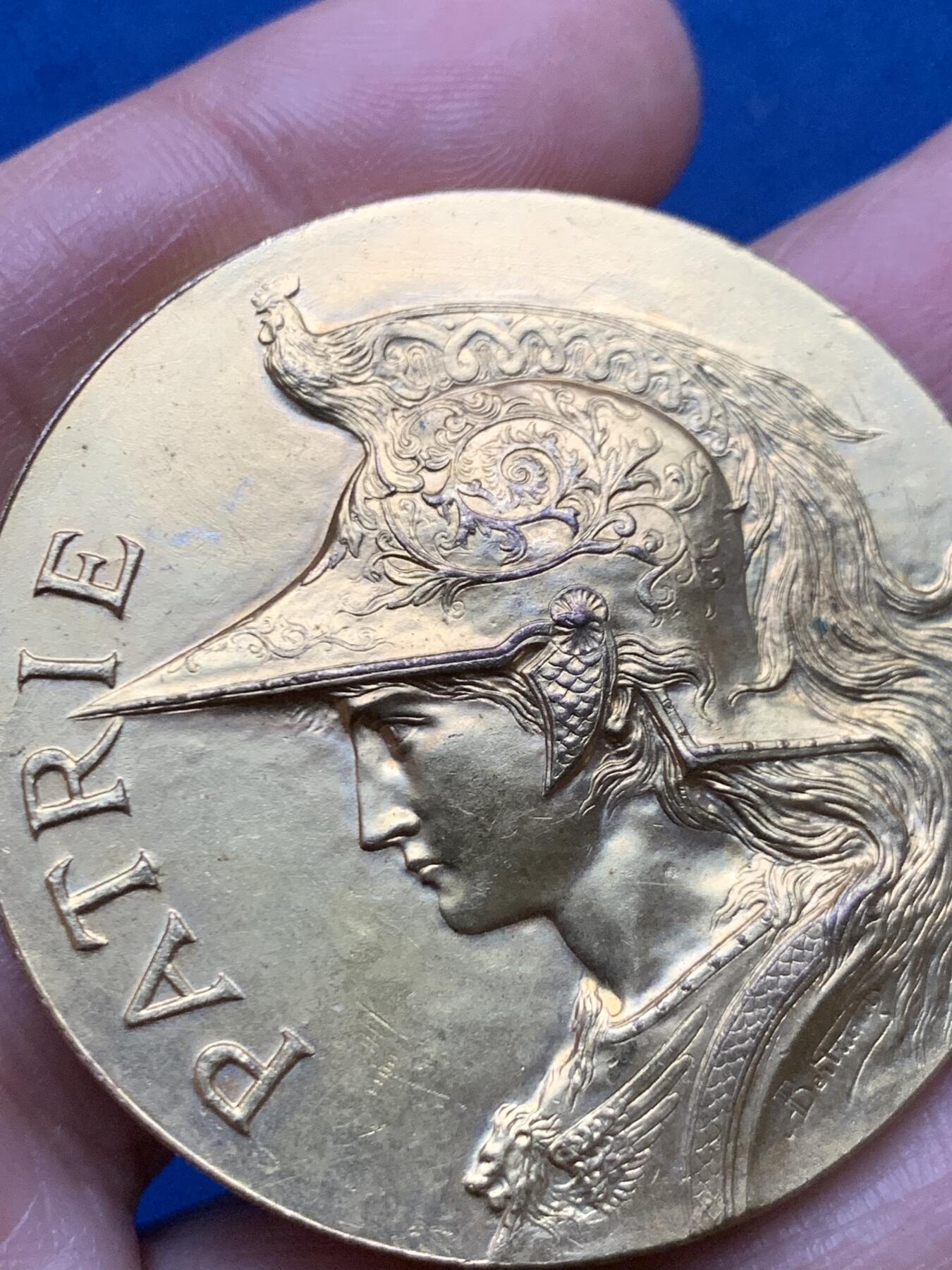 《竞宝斋》第450场 周日，周一，周二  3场连拍 （全场包邮，欢迎送拍） 马赛1896年世界博览会镀金铜章 43.2克 45.6mm 丰饶角铜标