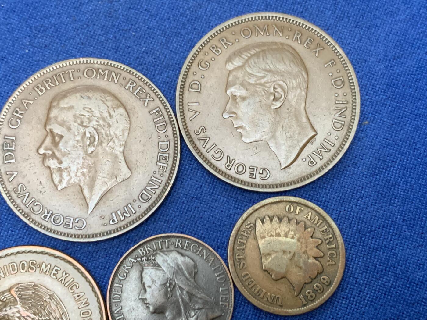 《竞宝斋》第450场 周日，周一，周二  3场连拍 （全场包邮，欢迎送拍） 六枚一组 巧克力老包浆铜币：1899美国印第安头1分，1895英国披纱1法新，1929英国乔五1便士，1939英国乔六1便士，1944墨西哥5分，1922法属印支百分之一