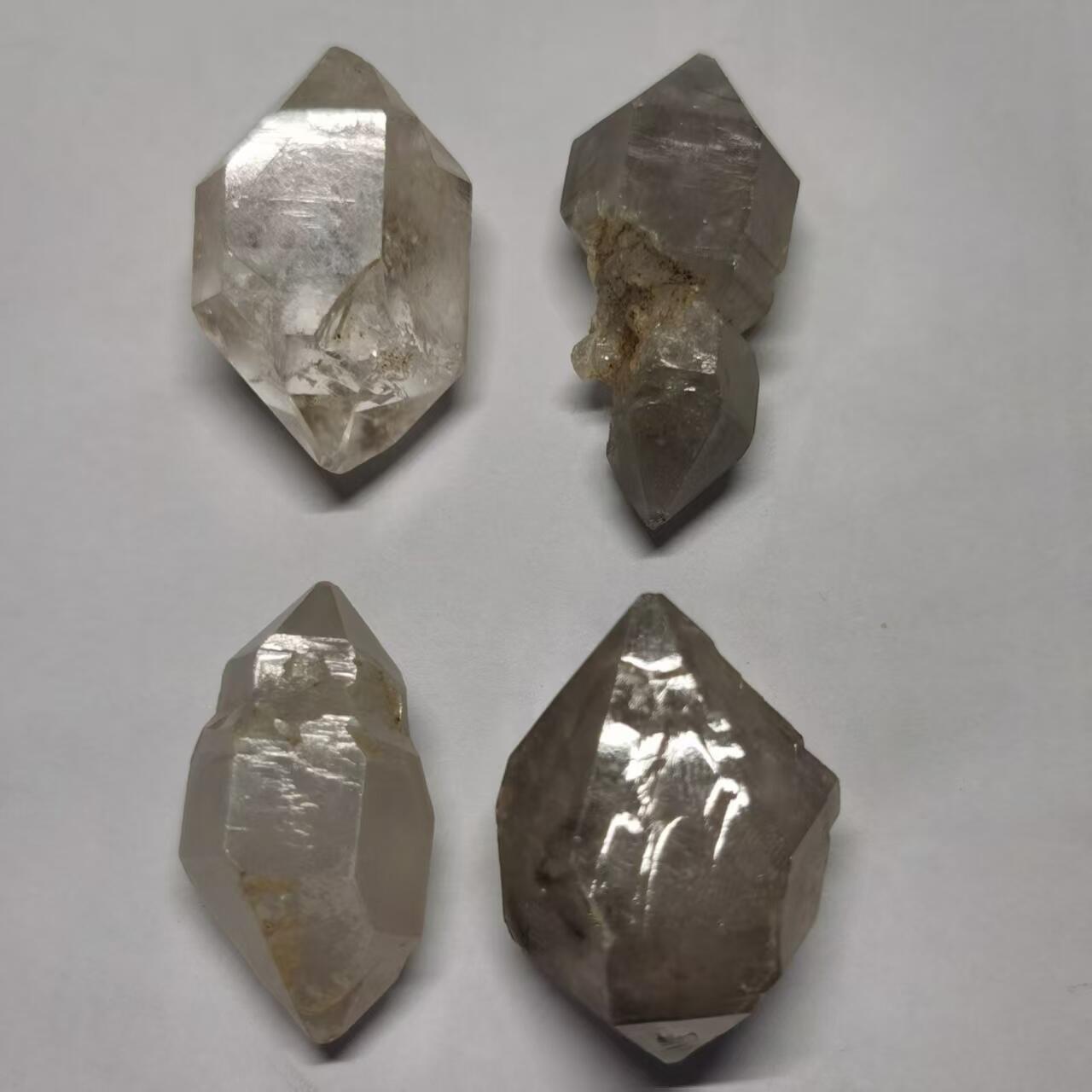 七河·世界钱币杂件水晶矿标小拍（总第31期） 藏家出品 X671（7） 大块头云贵闪灵水晶原石 一组4件  本件拍品由合作藏家邮寄