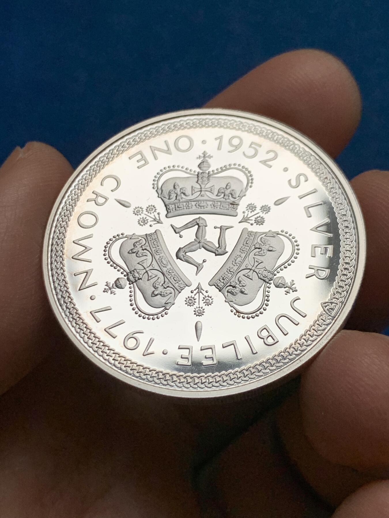 《竞宝斋》第450场 周日，周一，周二  3场连拍 （全场包邮，欢迎送拍） 马恩岛1977年伊丽莎白二世女王登基25周年1克朗精制银币 925银 28.45克