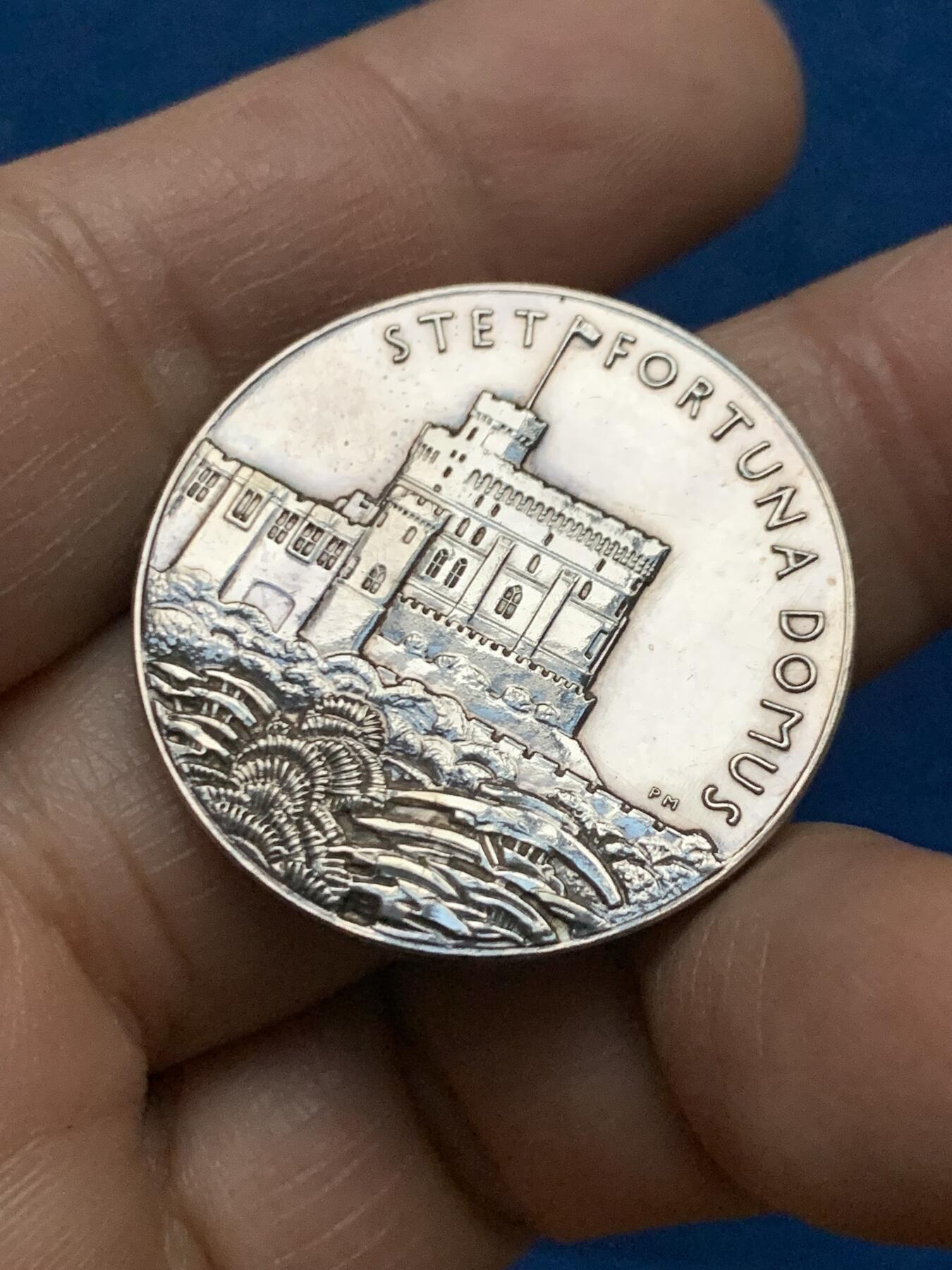 《竞宝斋》第450场 周日，周一，周二  3场连拍 （全场包邮，欢迎送拍） 英国1935年乔治五世银禧纪念银章 15.7克 31.5mm 原盒