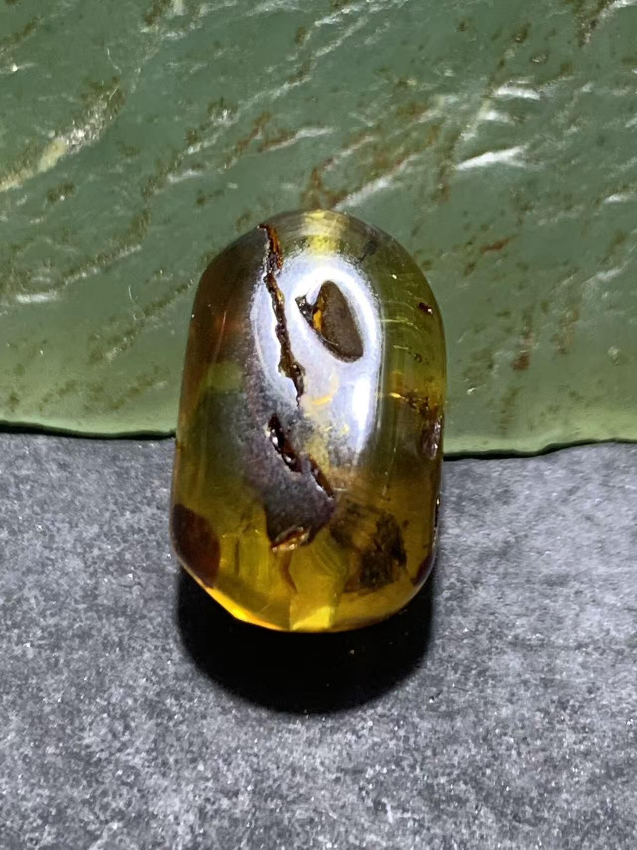 乌克兰花珀通货随形珠一个，