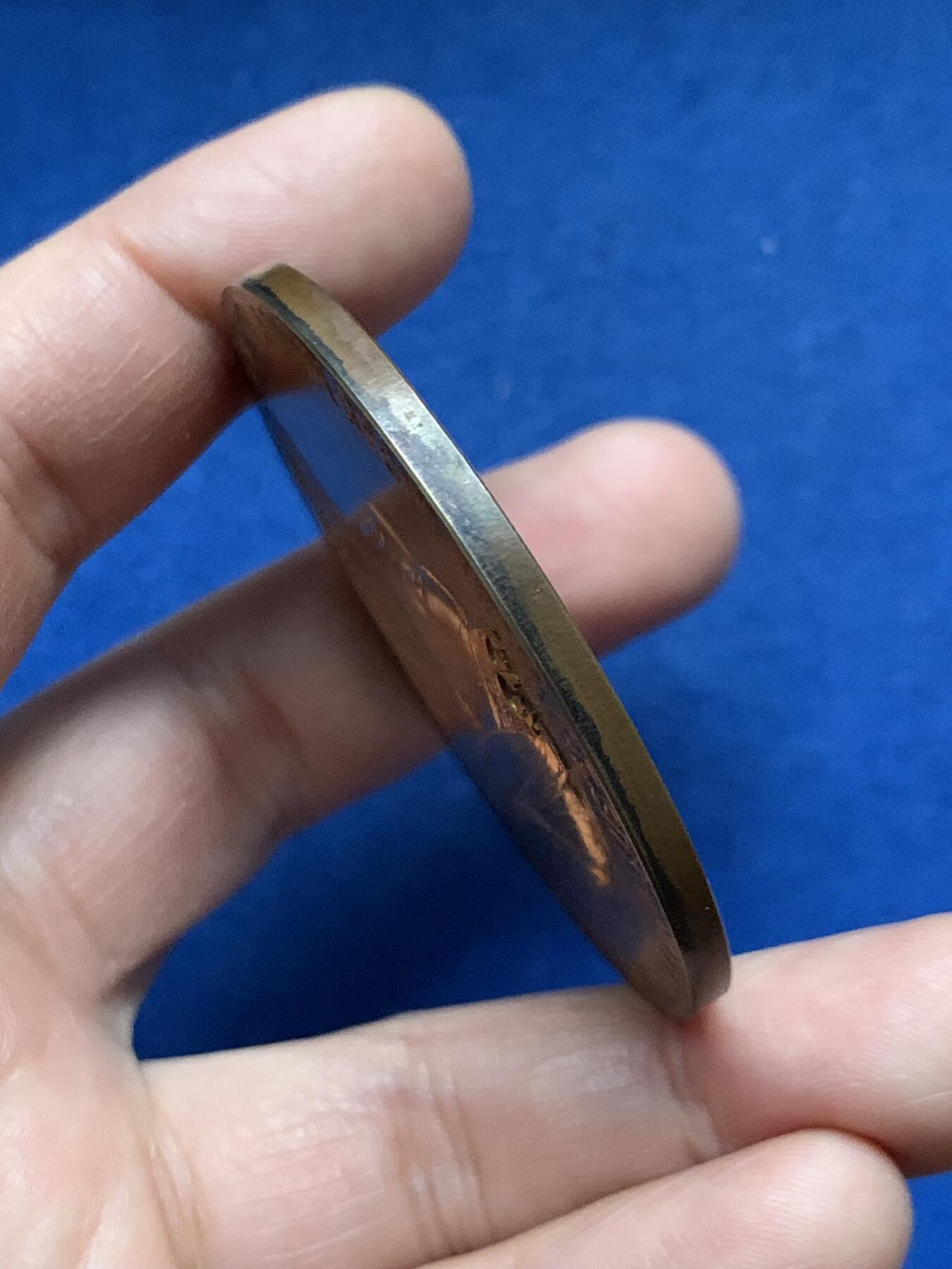 《竞宝斋》第450场 周日，周一，周二  3场连拍 （全场包邮，欢迎送拍） 英国1897年维多利亚加冕60周年纪念大铜章，72.6克，55.5mm，细节见图