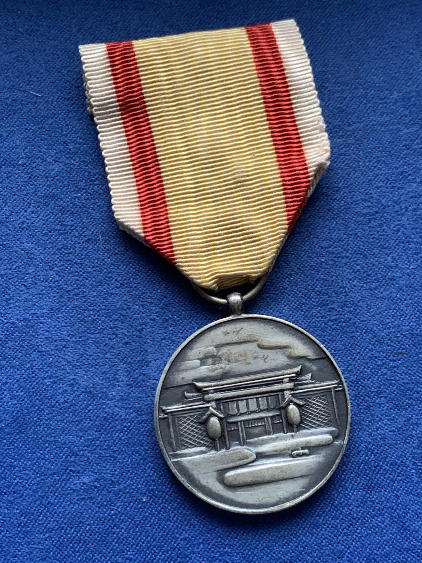 《竞宝斋》第450场 周日，周一，周二  3场连拍 （全场包邮，欢迎送拍） 伪满洲国 神庙创建纪念章 品相不错，伪满皇宫博物院有同款藏品，此章为1940年7月15日伪满举行“建国神庙镇座祭”时所颁发。带绶带重约15克。