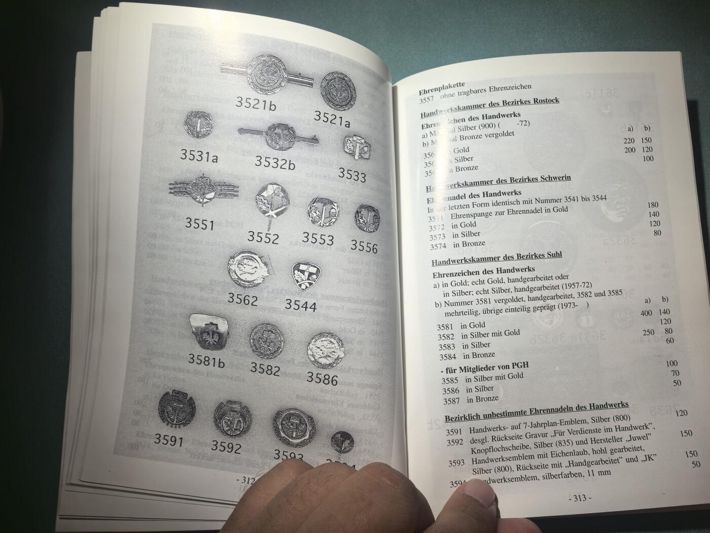 盛世勋华——号角文化勋章邮票专场拍卖第295期 东德官方出版 德意志民主共和国的勋章奖章证章  作者Frank Bartel签名 厚达448页