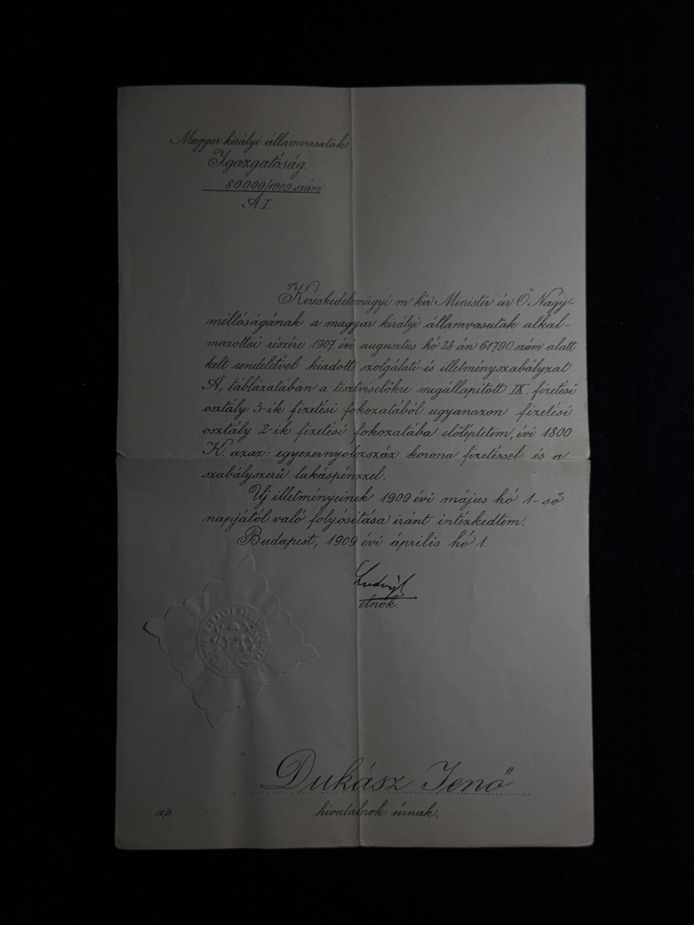 欢庆元旦！戎马世界章牌大赏第109期元旦大拍 匈牙利王国时期国家铁路系统官方任命书原件，由匈牙利王国国家铁路总局于1909年在布达佩斯签发，任命并确认铁路官员 Dukász Jenő 为国家铁路在编公务官员，并将其编入官员薪级体系第2级（中级官员等级）