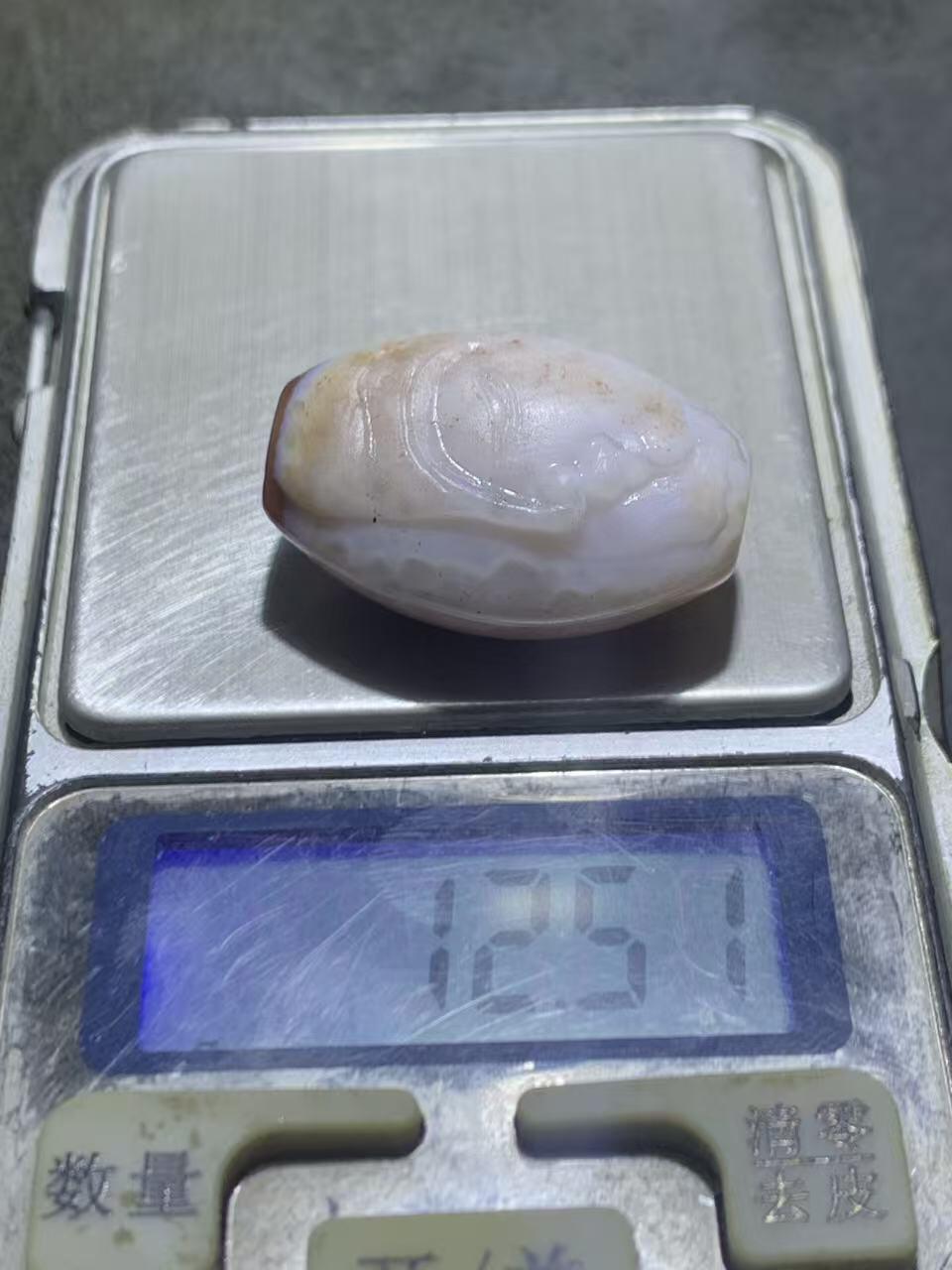 精美亚光瓷白飘朱砂点战国红玛瑙手工俏色巧雕如来佛祖意境勒子一颗！