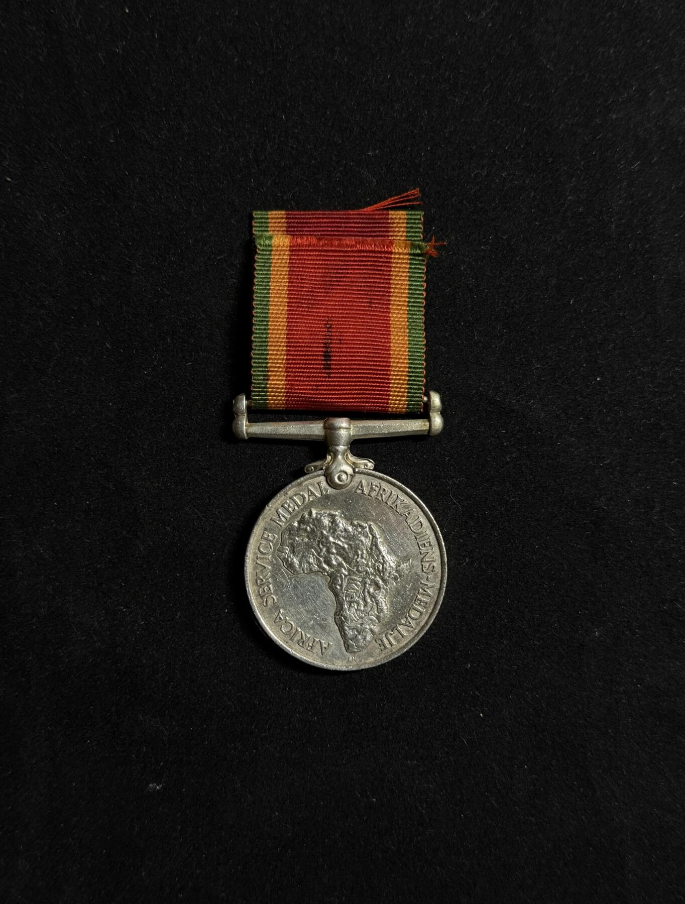 欢庆元旦！戎马世界章牌大赏第109期元旦大拍 英国非洲战役奖章，银制带边铭，重约33g