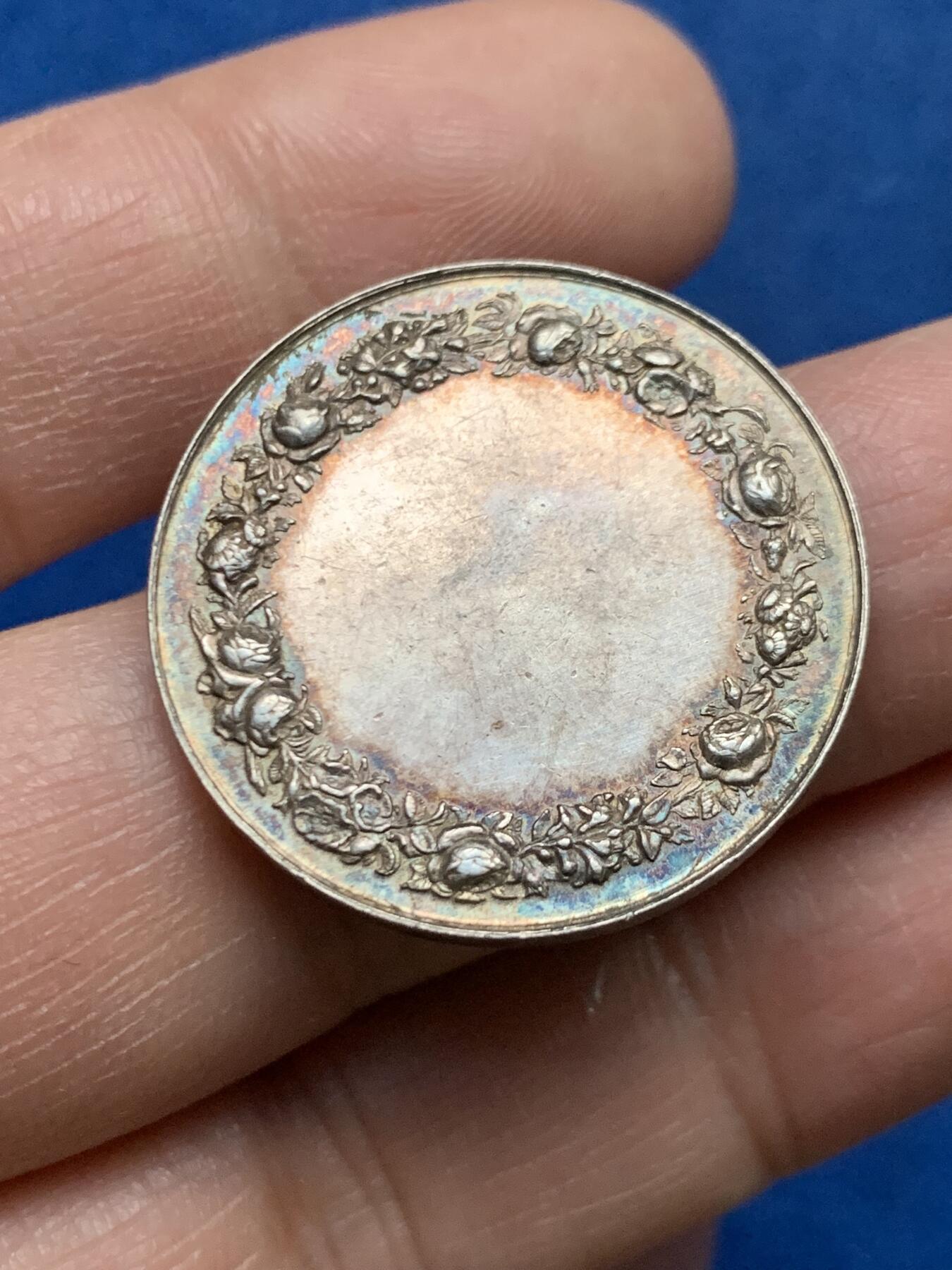 《竞宝斋》第450场 周日，周一，周二  3场连拍 （全场包邮，欢迎送拍） 法国婚章 10.5克 27.9mm 丰饶角1银标 背面无刻字