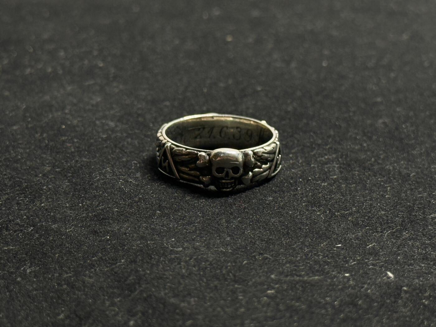 欢庆元旦！戎马世界章牌大赏第109期元旦大拍 德国二战荣誉骷髅戒指，银制复刻