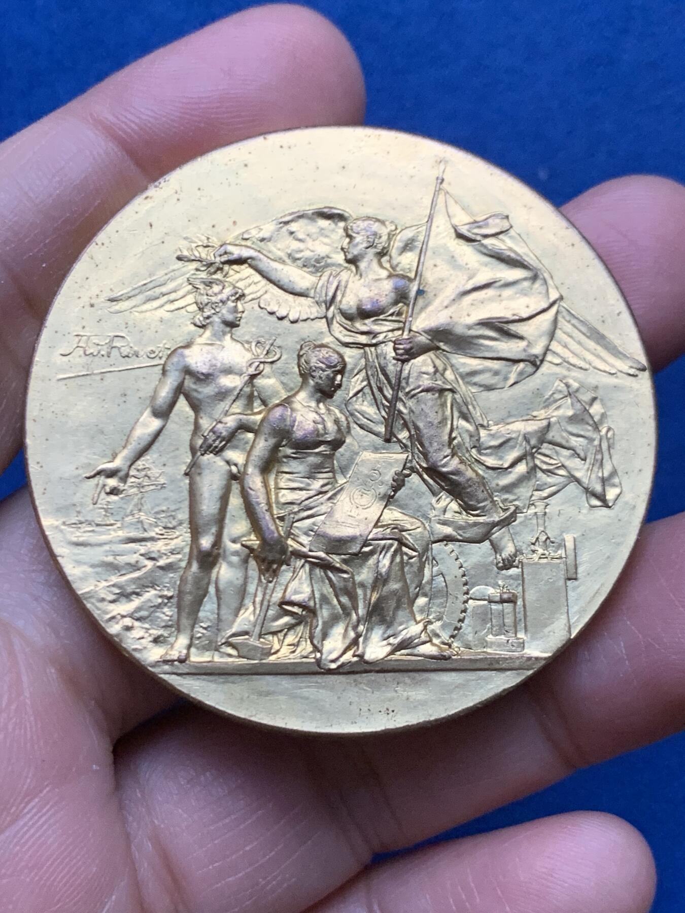 《竞宝斋》第450场 周日，周一，周二  3场连拍 （全场包邮，欢迎送拍） 1896年马赛国际博览会女神镀金铜章 66.9克 50.3mm 丰饶角铜标