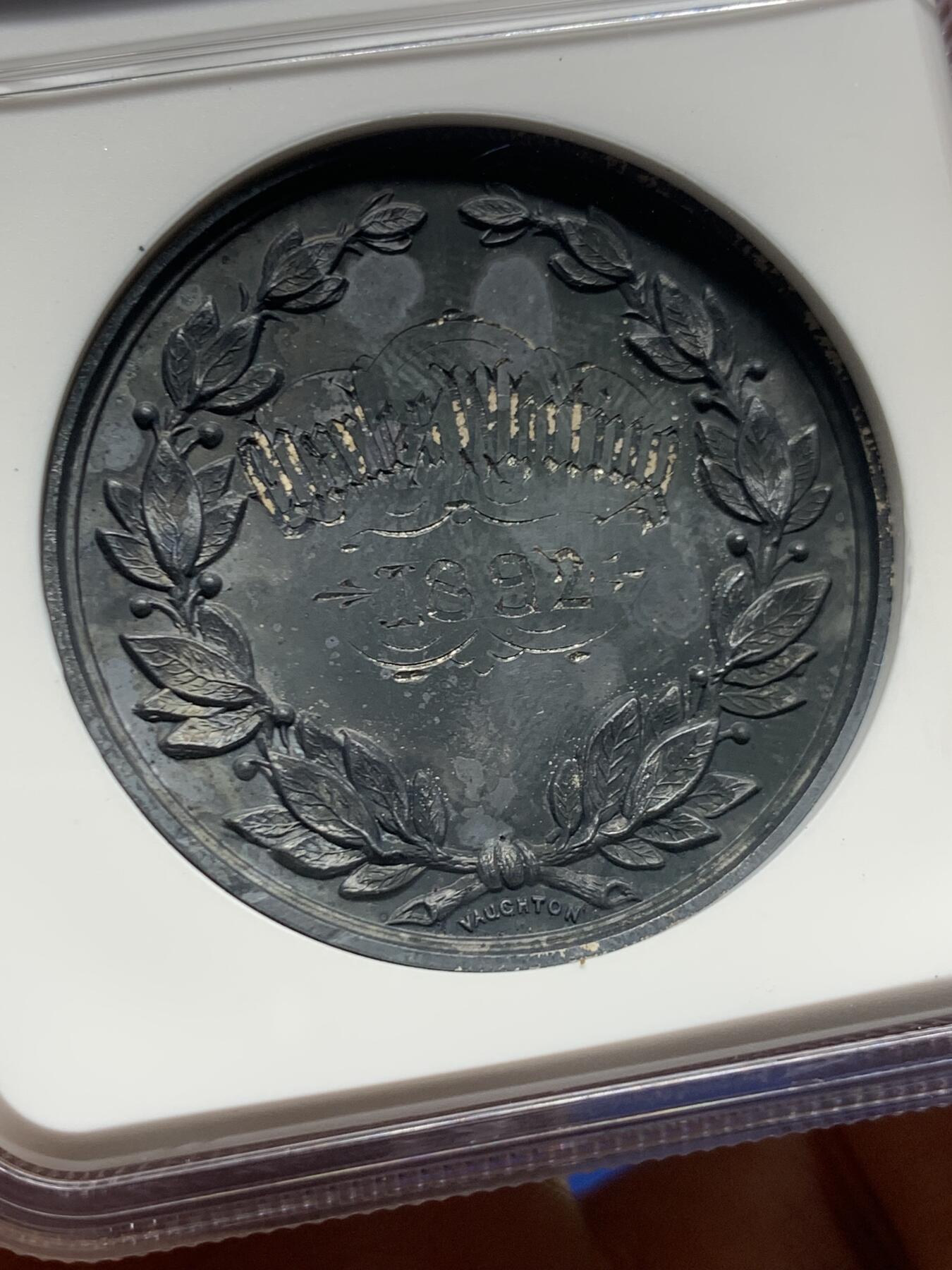 《竞宝斋》第450场 周日，周一，周二  3场连拍 （全场包邮，欢迎送拍） NGC UNCD 英国1892年伦敦摄影展纪念银章，自然氧化包浆还是特别漂亮，原汁原味。39mm，加厚盒。