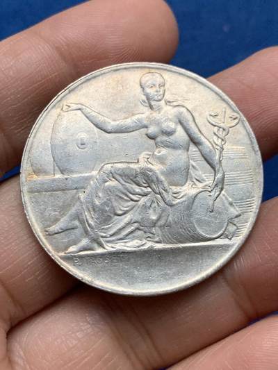 《竞宝斋》第450场 周日，周一，周二  3场连拍 （全场包邮，欢迎送拍） - 法国巴黎油业委员会纪念银章，半裸女神手持蛇杖坐在油桶上，丰饶角AR，20.75克，38mm