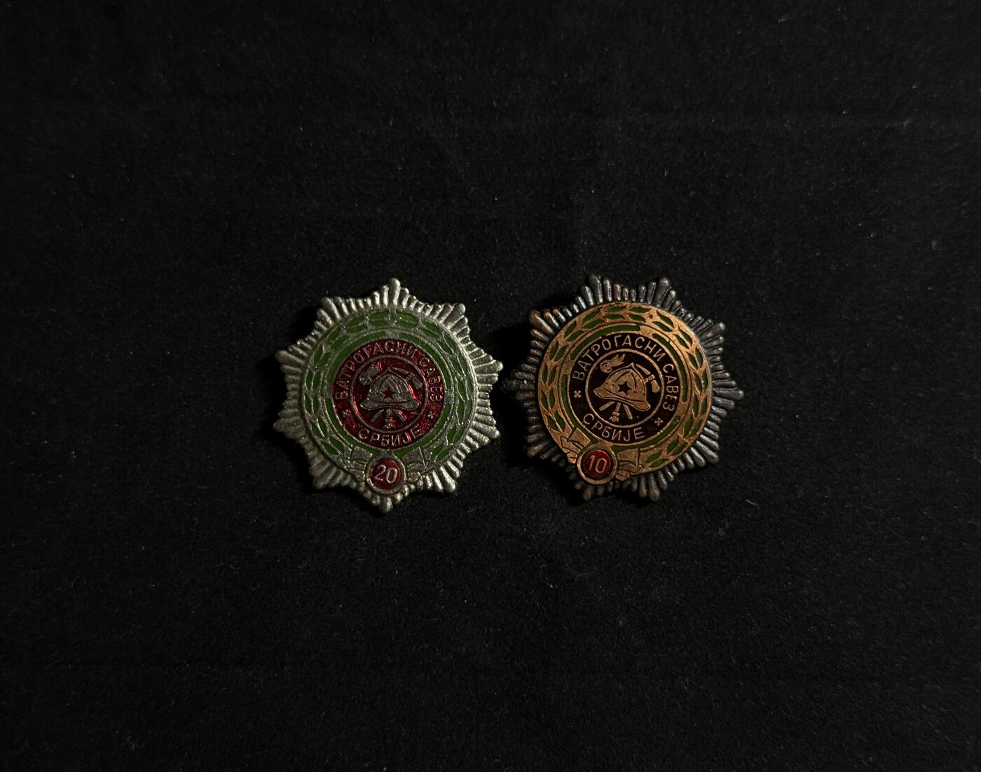 欢庆元旦！戎马世界章牌大赏第109期元旦大拍 南斯拉夫消防员10年与20年服役证章
