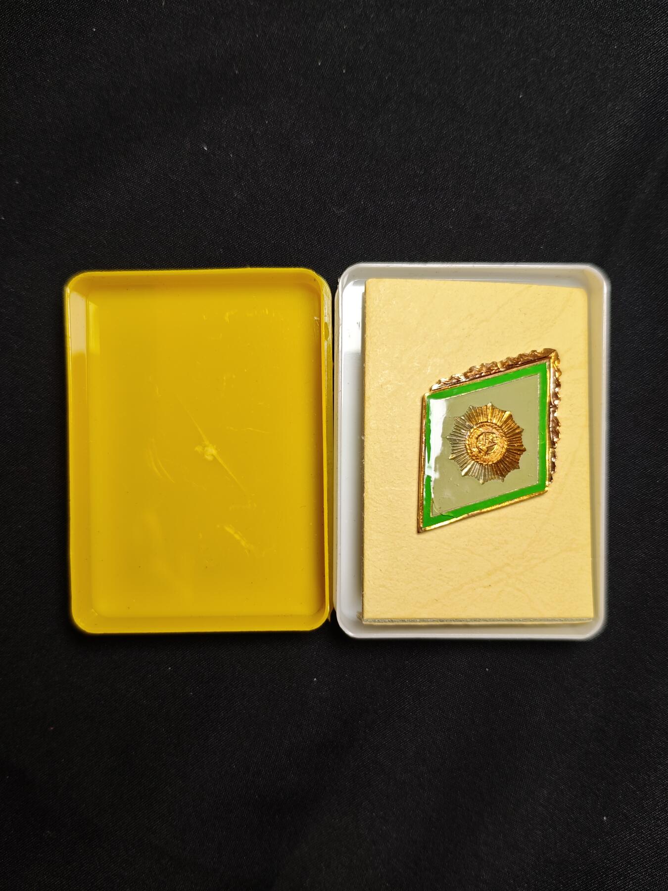 罗岚⭐爱藏⭐甄选专拍第二场-分享拍场赚佣（实体店在建中···） 民主德国内务部高等晶G学院校徽 早期铜珐琅转轮版本带原盒 学习苏联的校徽为菱形