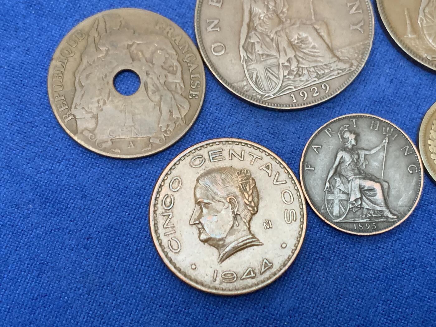 《竞宝斋》第450场 周日，周一，周二  3场连拍 （全场包邮，欢迎送拍） 六枚一组 巧克力老包浆铜币：1899美国印第安头1分，1895英国披纱1法新，1929英国乔五1便士，1939英国乔六1便士，1944墨西哥5分，1922法属印支百分之一