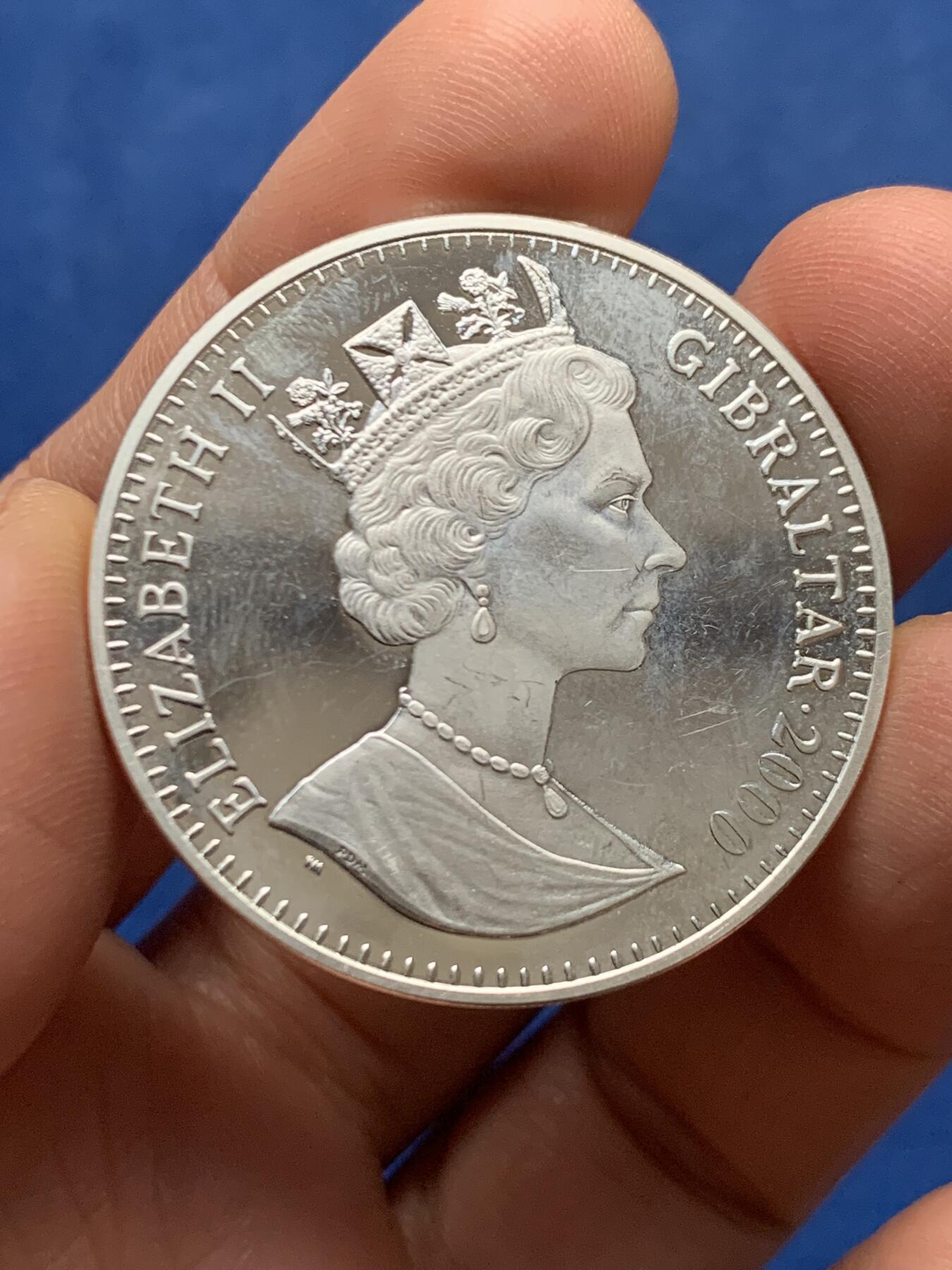 《竞宝斋》第450场 周日，周一，周二  3场连拍 （全场包邮，欢迎送拍） 直布罗陀2000年伊丽莎白女王母亲的生活-伦敦炸弹1克朗银币 925银 28.5克