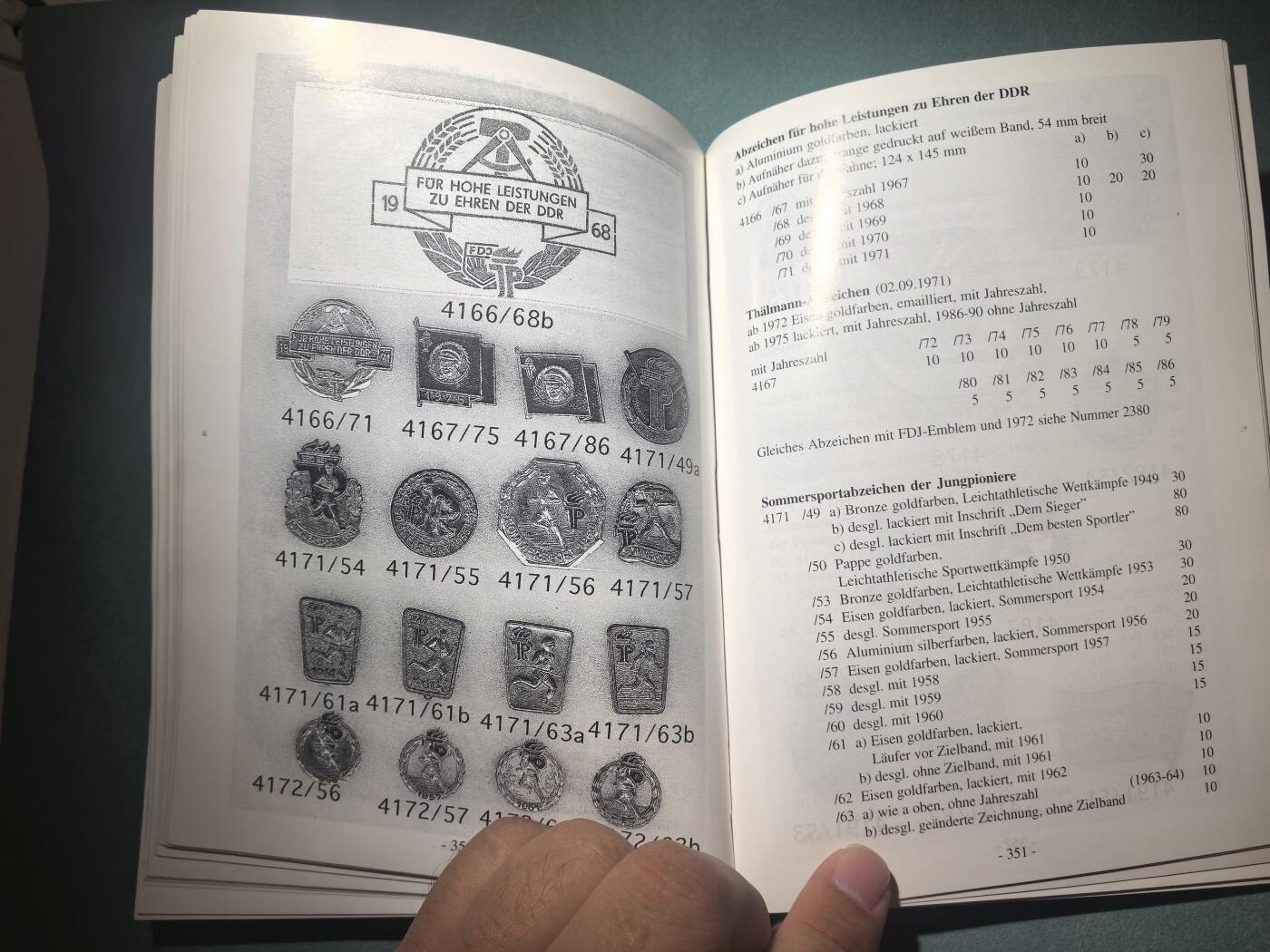 盛世勋华——号角文化勋章邮票专场拍卖第295期 东德官方出版 德意志民主共和国的勋章奖章证章  作者Frank Bartel签名 厚达448页