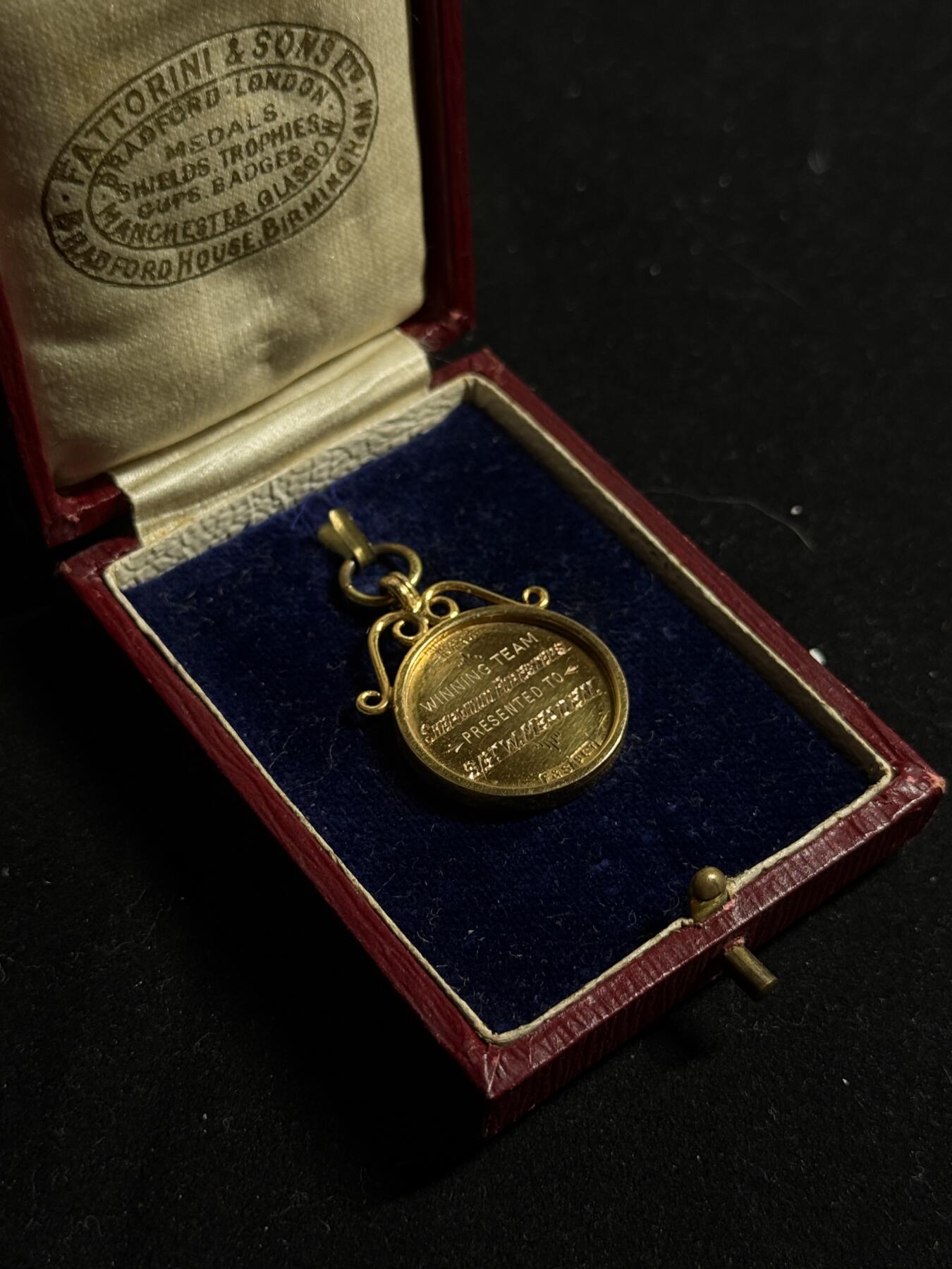 欢庆元旦！戎马世界章牌大赏第109期元旦大拍 英国1928年《每日快报》推球锦标赛金质珐琅获胜奖章 重4.72g 原盒