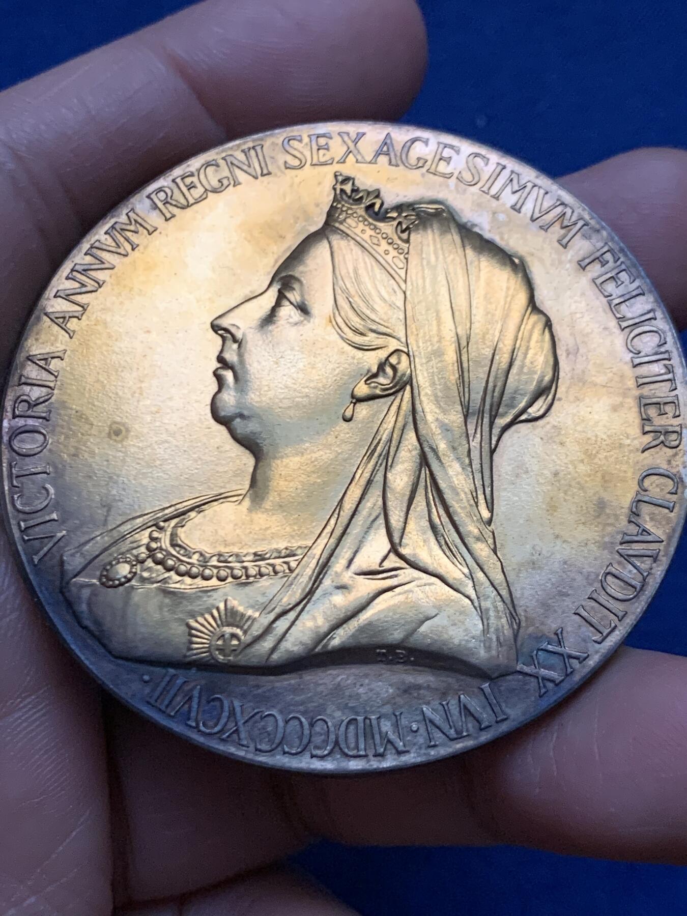 《竞宝斋》第450场 周日，周一，周二  3场连拍 （全场包邮，欢迎送拍） 英国1897年维多利亚加冕60周年纪念大铜章，72.6克，55.5mm，细节见图