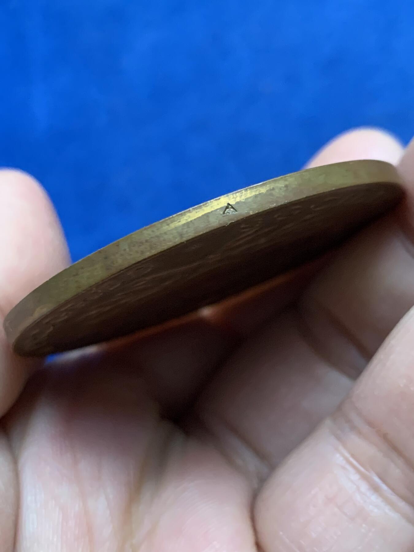 《竞宝斋》第450场 周日，周一，周二  3场连拍 （全场包邮，欢迎送拍） 法国进步鼓励协会铜章 女神侧像 三角边铭 54.65克 49.6mm