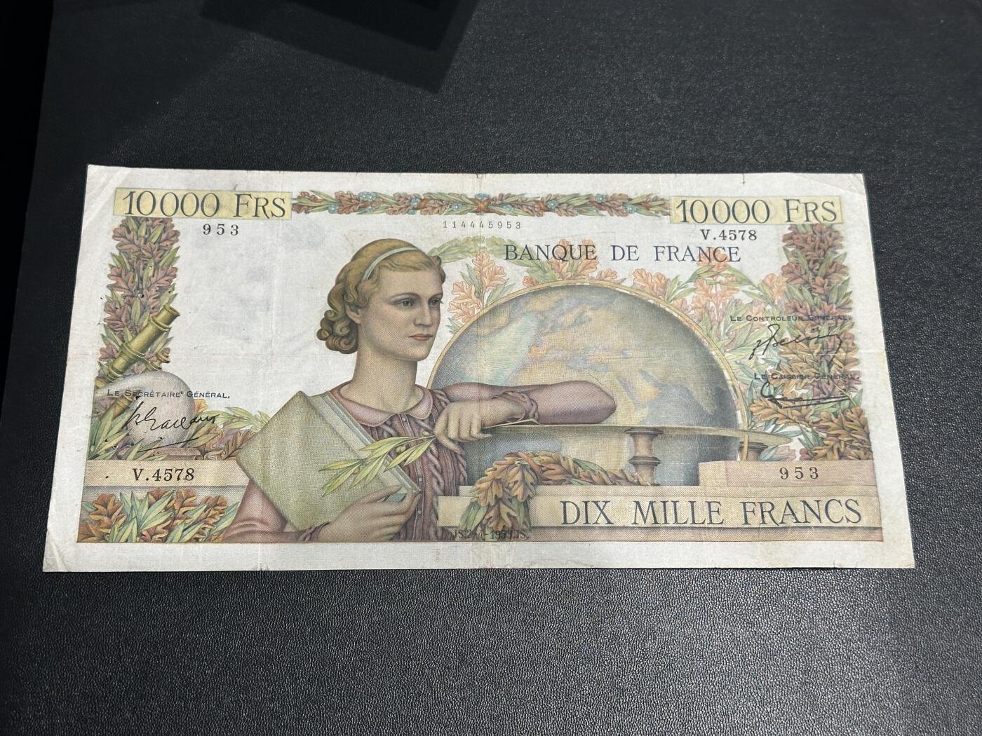 《外钞收藏家》第五百九十六期（精品大拍场）（本平台长期征集拍品、欢迎藏友们联系合作） 1953年法国1万法郎 非全新 品相如图