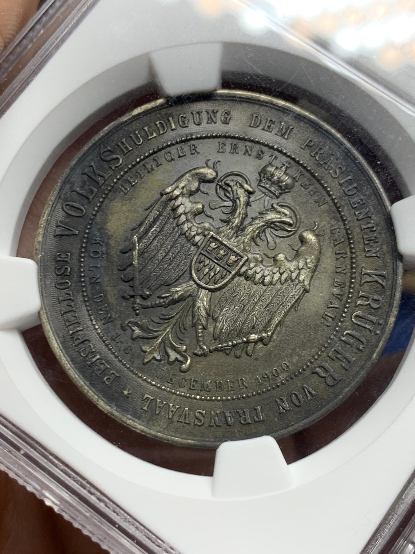 《竞宝斋》第450场 周日，周一，周二  3场连拍 （全场包邮，欢迎送拍） NGC UNC 德国1900年克留格尔纪念铜章 正面外圈德文意为“人民致敬德兰士瓦总统克留格尔”，内圈镌日期“1900年12月1-6日”，背面所铸文辞激烈“十足的骗子李鸿章滚开，与强盗的敌人克留格尔同在！我们渴望独立自由，德国人敬畏上帝和英格兰！（此处为反讽）”，并绘有英国殖民大臣张伯伦（Chamberlain）受绞刑图案 上海鸿盛62分成交价74750元