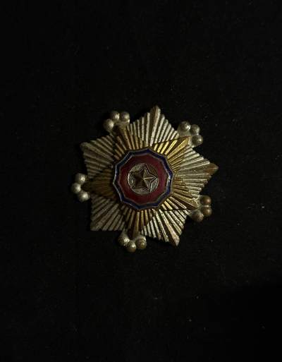 欢庆元旦！戎马世界章牌大赏第109期元旦大拍 - 朝鲜二级国旗勋章，珐琅有损，镀层破损