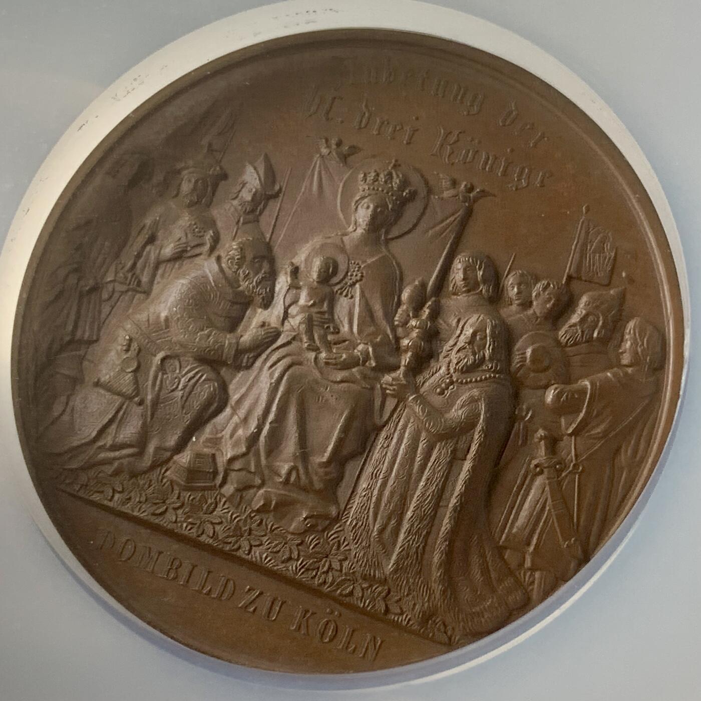 掌中浮雕-藏着的欧洲第047场 NGC MS64 : 1880年德国科隆大教堂竣工铜章，正面图案为耶稣诞生和东方三博士礼拜，50mm