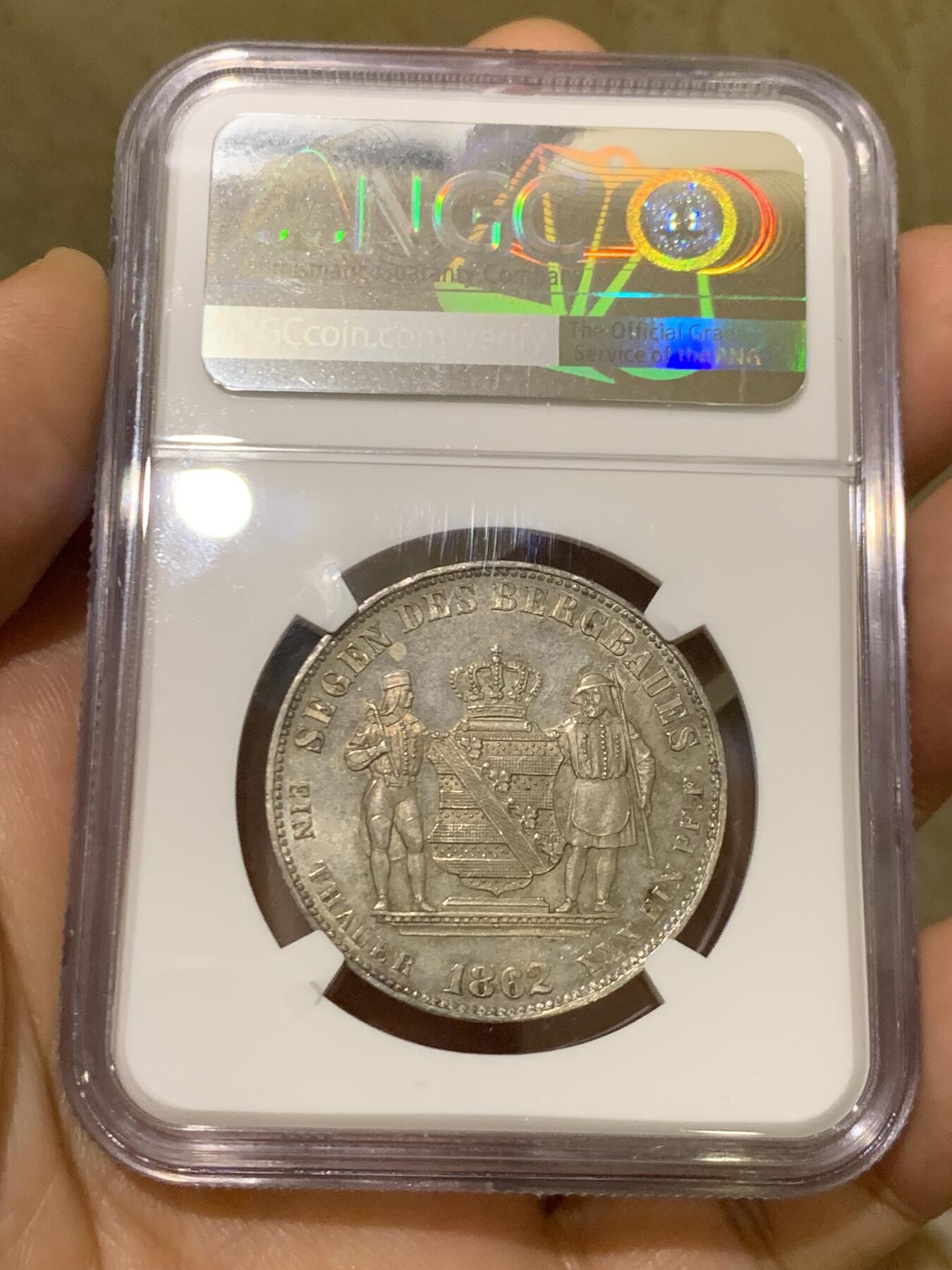 《竞宝斋》第450场 周日，周一，周二  3场连拍 （全场包邮，欢迎送拍） 唯一冠军分 NGC MS65 德国 1862年 萨克森王国 约翰一世 泰勒银币  14.5万的发行量 这个状态确实不可错过