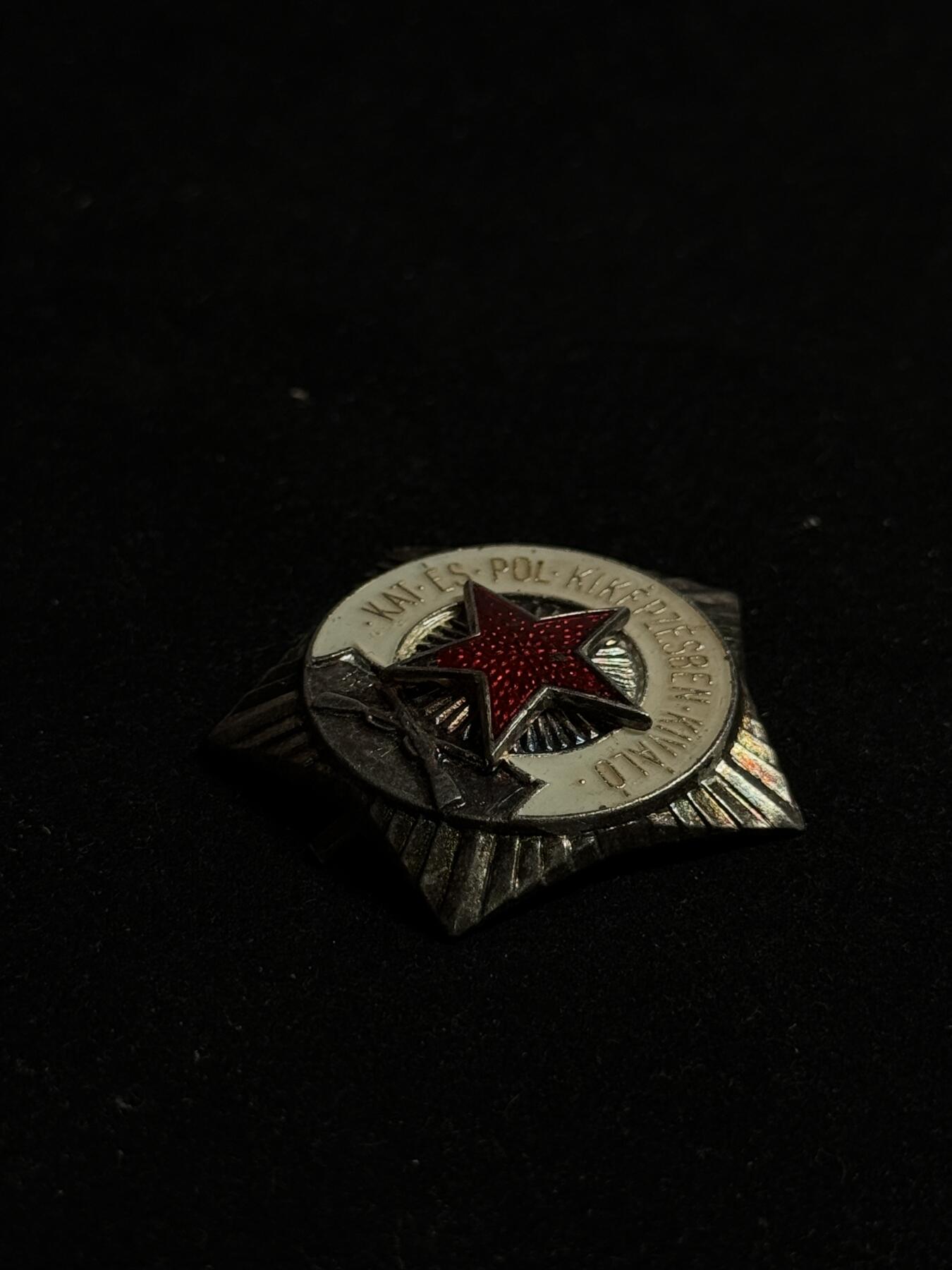 欢庆元旦！戎马世界章牌大赏第109期元旦大拍 匈牙利人民军军事政治训练优秀证章