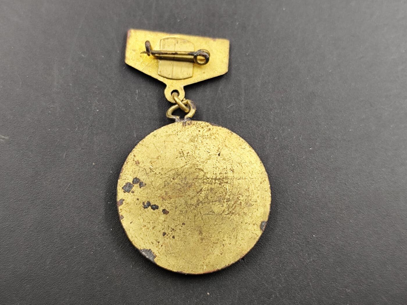 12月20日徽章钱币专场 保加利亚民航优秀工作者奖章铜制部分珐琅 品相完美