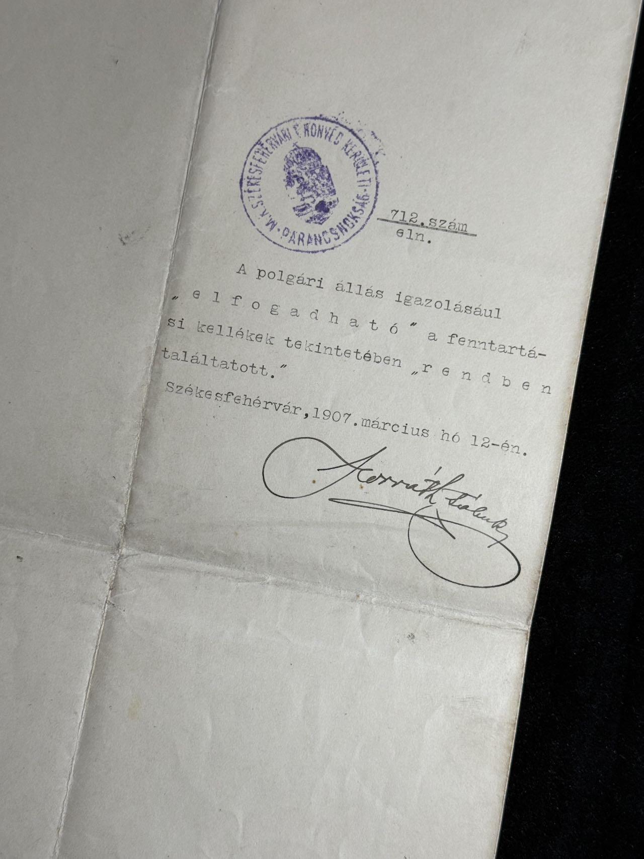 欢庆元旦！戎马世界章牌大赏第109期元旦大拍 匈牙利王国时期国家铁路系统官方任命书原件，由匈牙利王国国家铁路总局（Magyar királyi államvasutak Igazgatóság）签发，依据1907年相关法律与部长令，正式任命 Dukász Jenő 为国家铁路在编公务官员