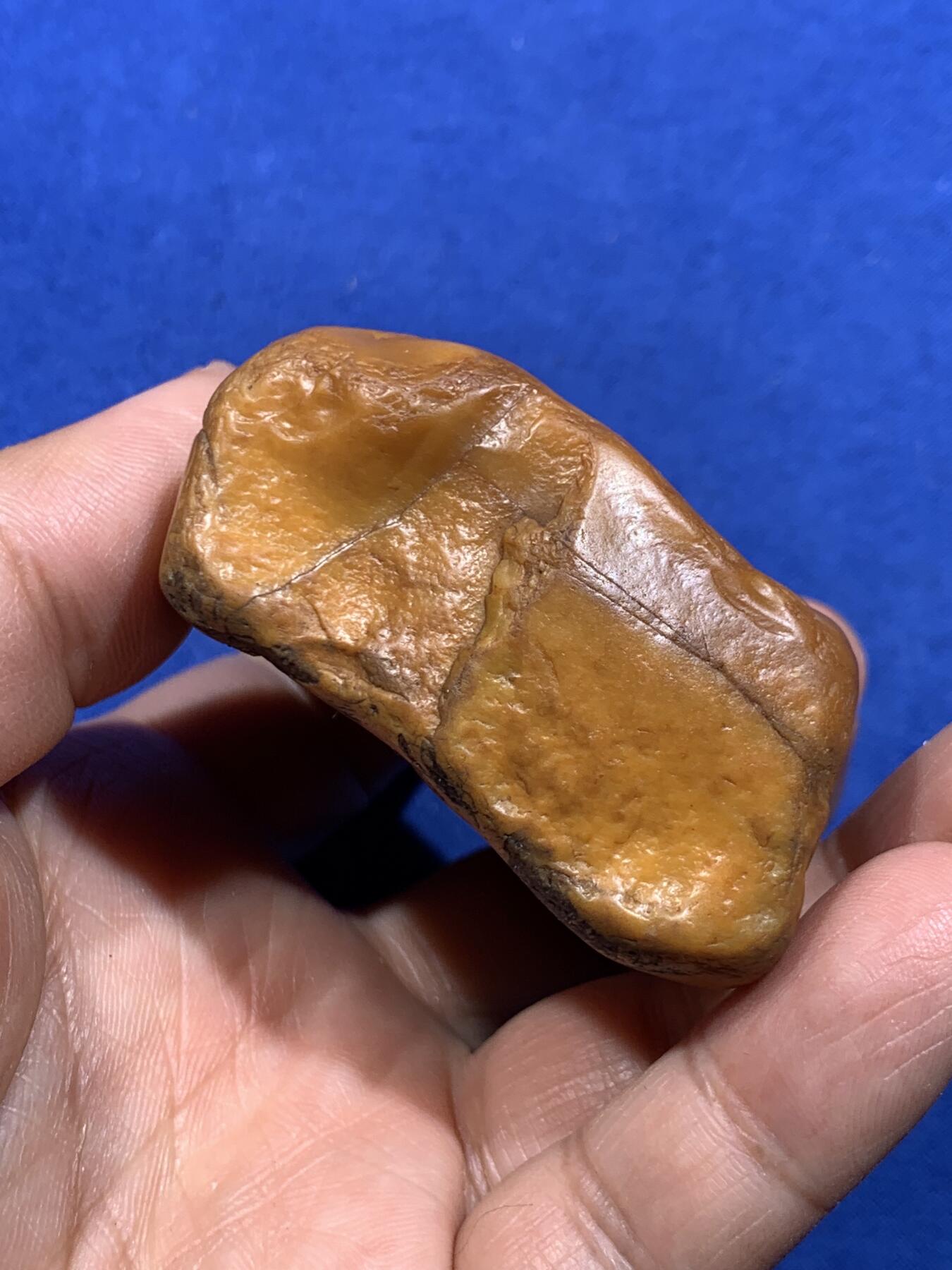 《竞宝斋》第450场 周日，周一，周二  3场连拍 （全场包邮，欢迎送拍） 黄蜡石石雕《鹿鸣见山》尺寸约69*54*27mm，重152.55克，质地很好，油性大，背面的褶皱非常好玩，可做手把件，也可以做摆件，黄蜡石玉化得非常好，打灯可见玉质细腻，画面中元素丰富，场景引人入胜