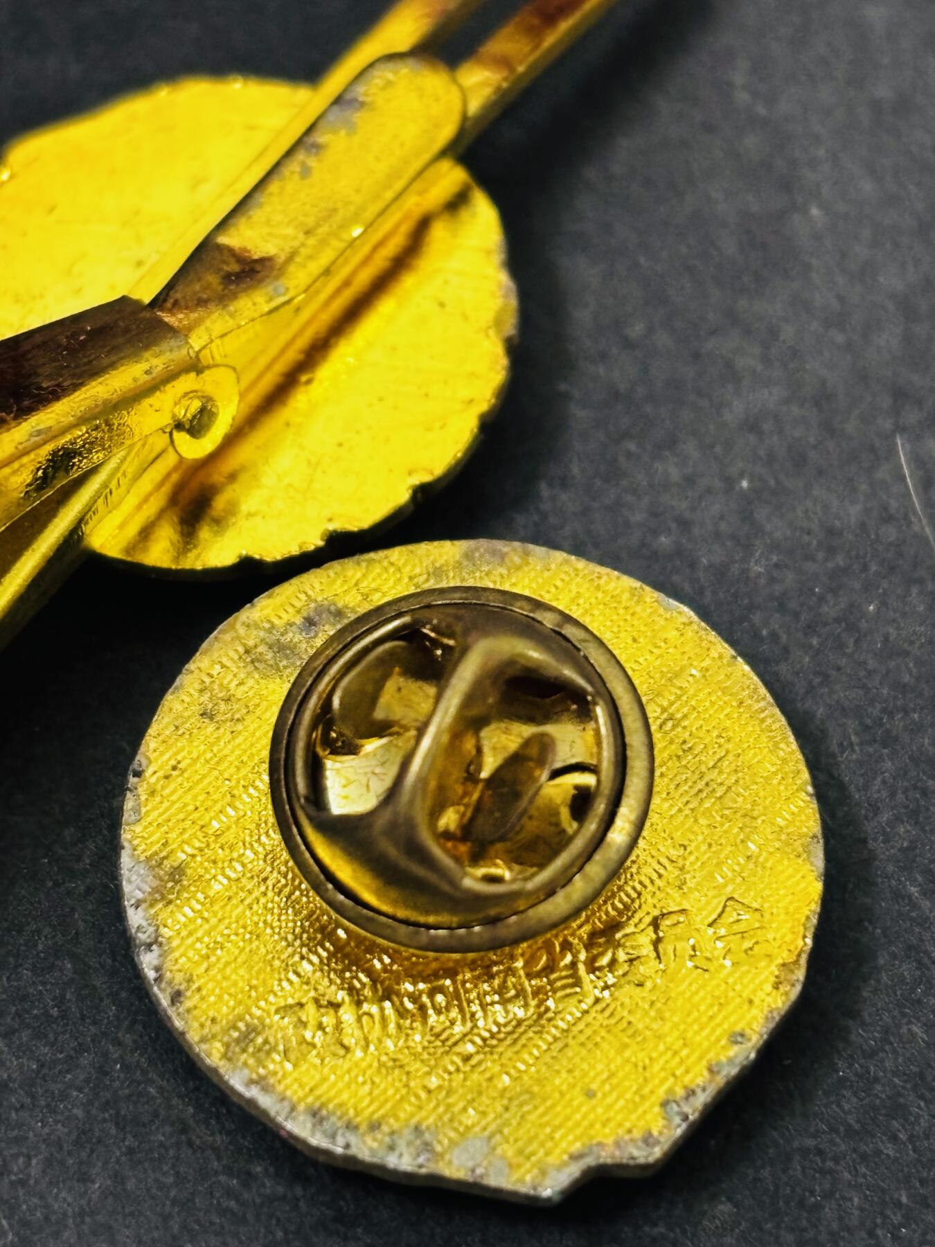 文馨钱币收藏第 286 场，圣诞节专场【 长期接收代拍品低至 0 佣金】 11 稀少原盒 1949 年中国人民政治协商会议胸徽章一对，一共 11 套，中拍随机一套