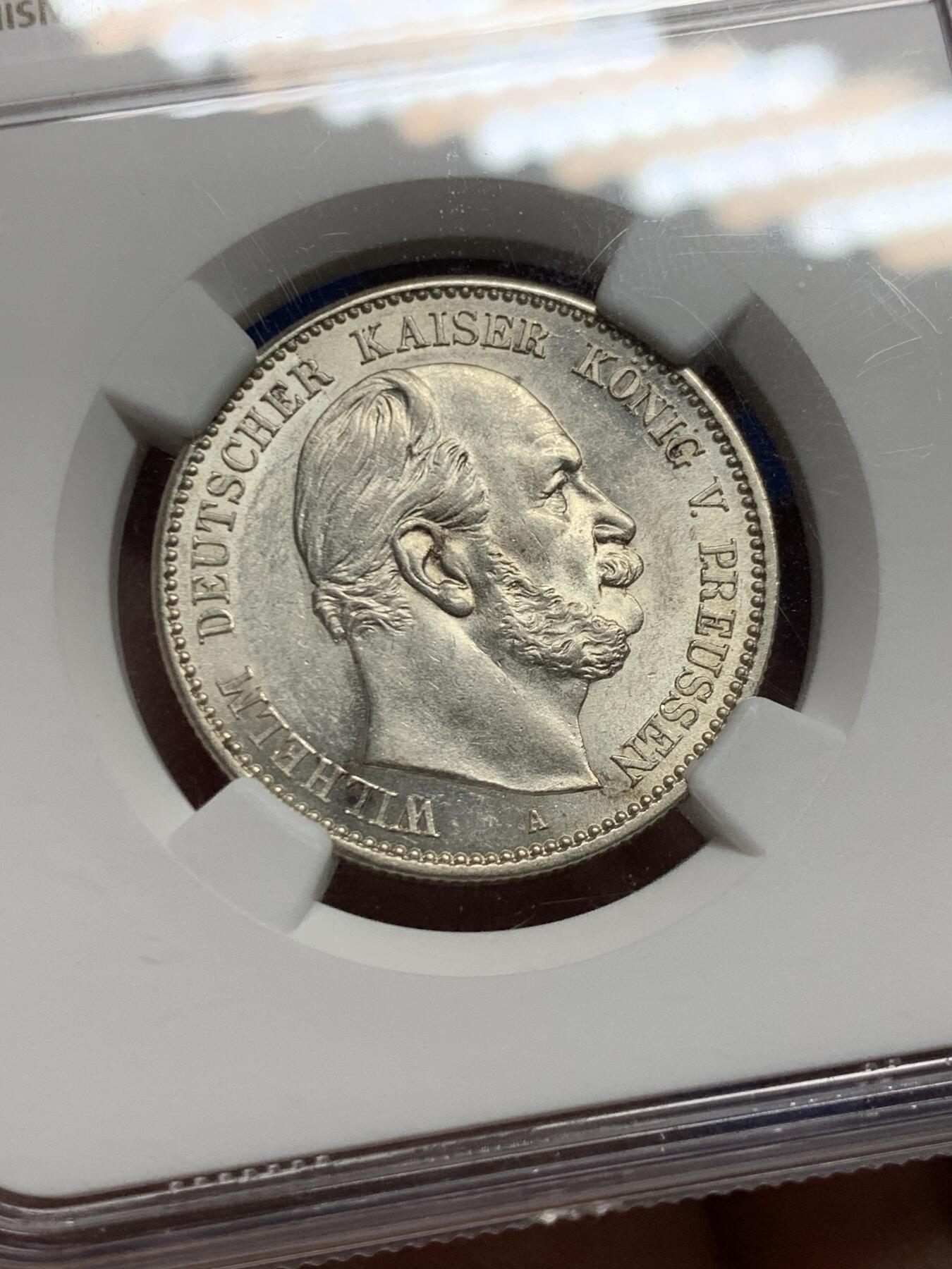 《竞宝斋》第450场 周日，周一，周二  3场连拍 （全场包邮，欢迎送拍） NGC UNCD 德国 1876A 普鲁士 威廉一世皇帝 2马克 银币 德意志第二帝国早期银币，数量稀少，可惜有一处小缺陷