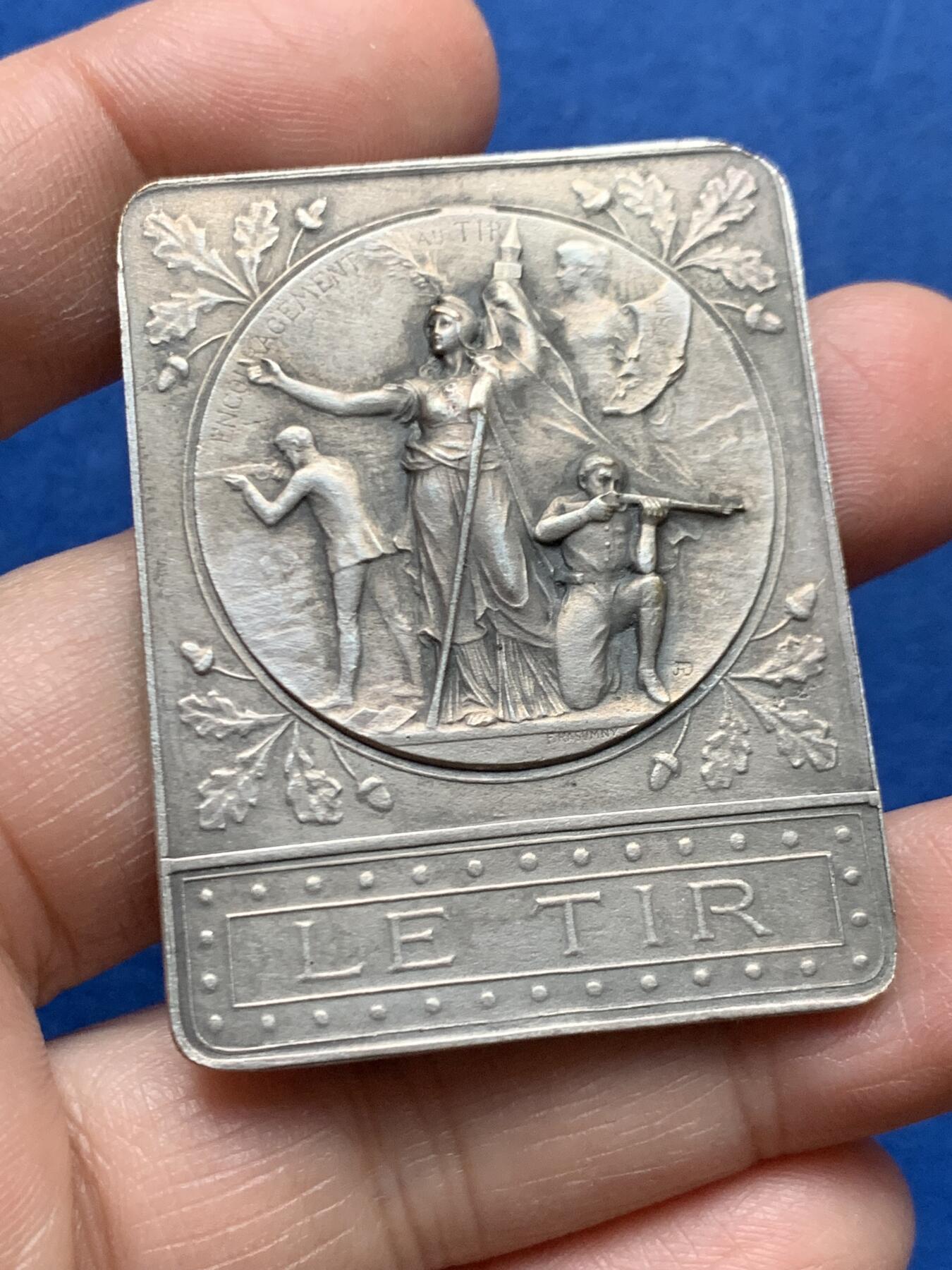 《竞宝斋》第450场 周日，周一，周二  3场连拍 （全场包邮，欢迎送拍） 法国戎装玛丽方形射击镀银铜章 背面无刻字 正方形铜标边铭 39.85克 49.8*38.5mm