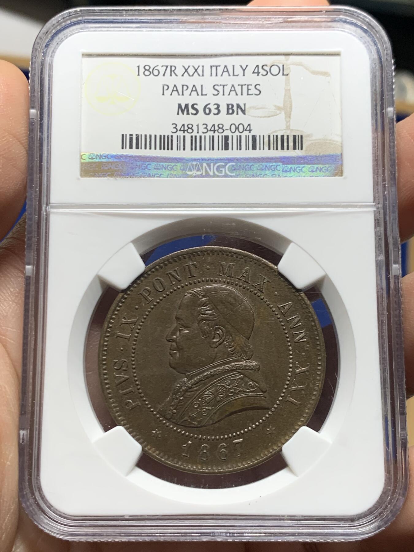 《竞宝斋》第450场 周日，周一，周二  3场连拍 （全场包邮，欢迎送拍） NGC MS63BN 亚军分 教皇国1867年4索尔都大铜币，手感厚重的大铜，流通充分，高分不易。此枚铜光犹存，发丝细节全深打，状态很好。NGC老盒严评，更高仅有1枚
