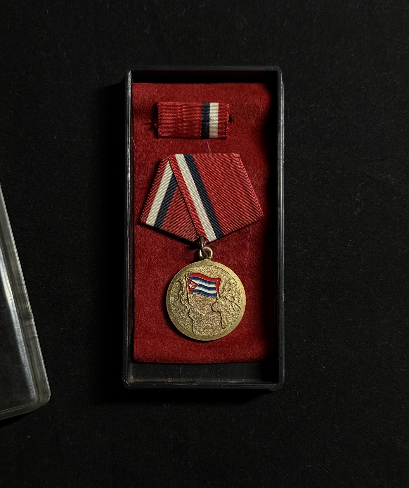 欢庆元旦！戎马世界章牌大赏第109期元旦大拍 古巴国际主义战士奖章，盒略齐全，非常少见