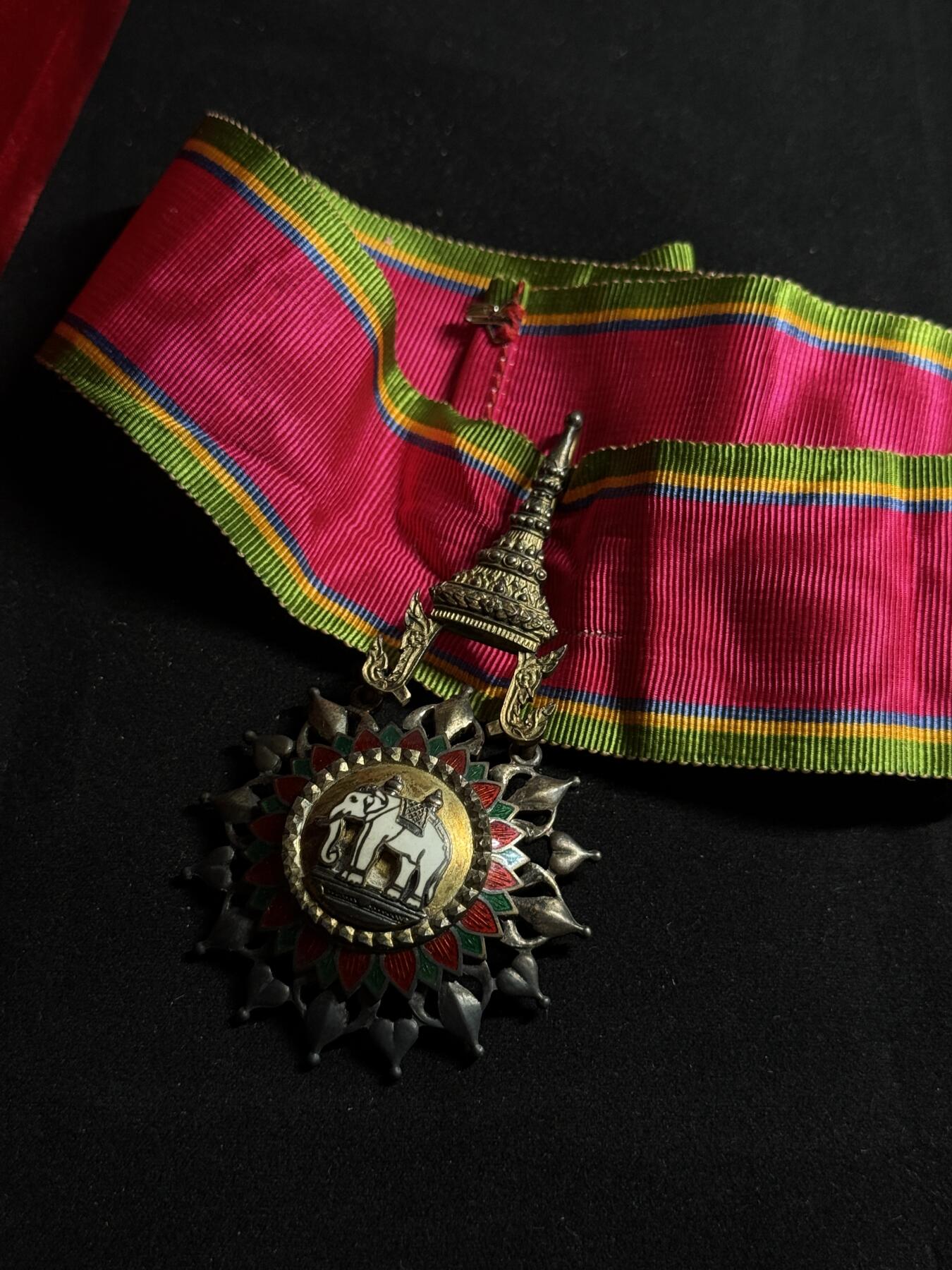 欢庆元旦！戎马世界章牌大赏第109期元旦大拍 泰国白象勋章，银制带盒，指挥官级