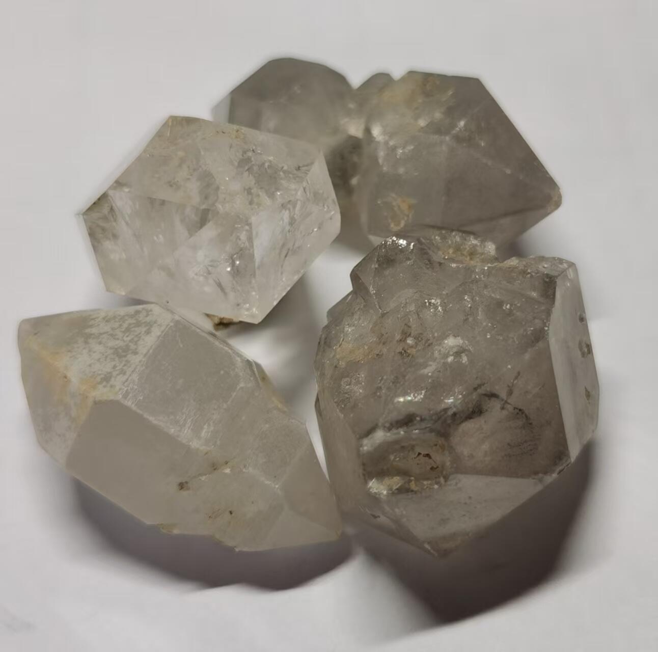 七河·世界钱币杂件水晶矿标小拍（总第31期） 藏家出品 X671（7） 大块头云贵闪灵水晶原石 一组4件  本件拍品由合作藏家邮寄