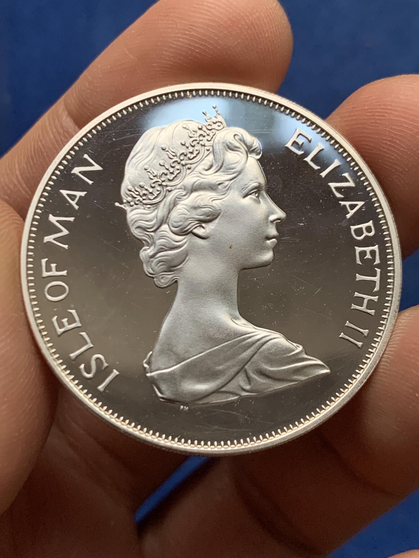 《竞宝斋》第450场 周日，周一，周二  3场连拍 （全场包邮，欢迎送拍） 马恩岛1977年伊丽莎白二世女王登基25周年1克朗精制银币 925银 28.45克