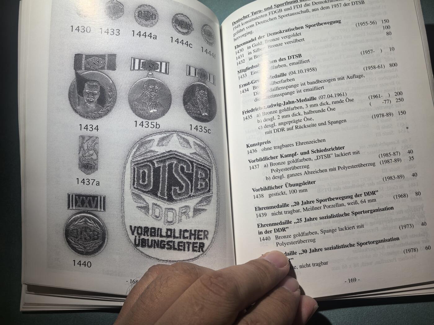 盛世勋华——号角文化勋章邮票专场拍卖第295期 东德官方出版 德意志民主共和国的勋章奖章证章  作者Frank Bartel签名 厚达448页