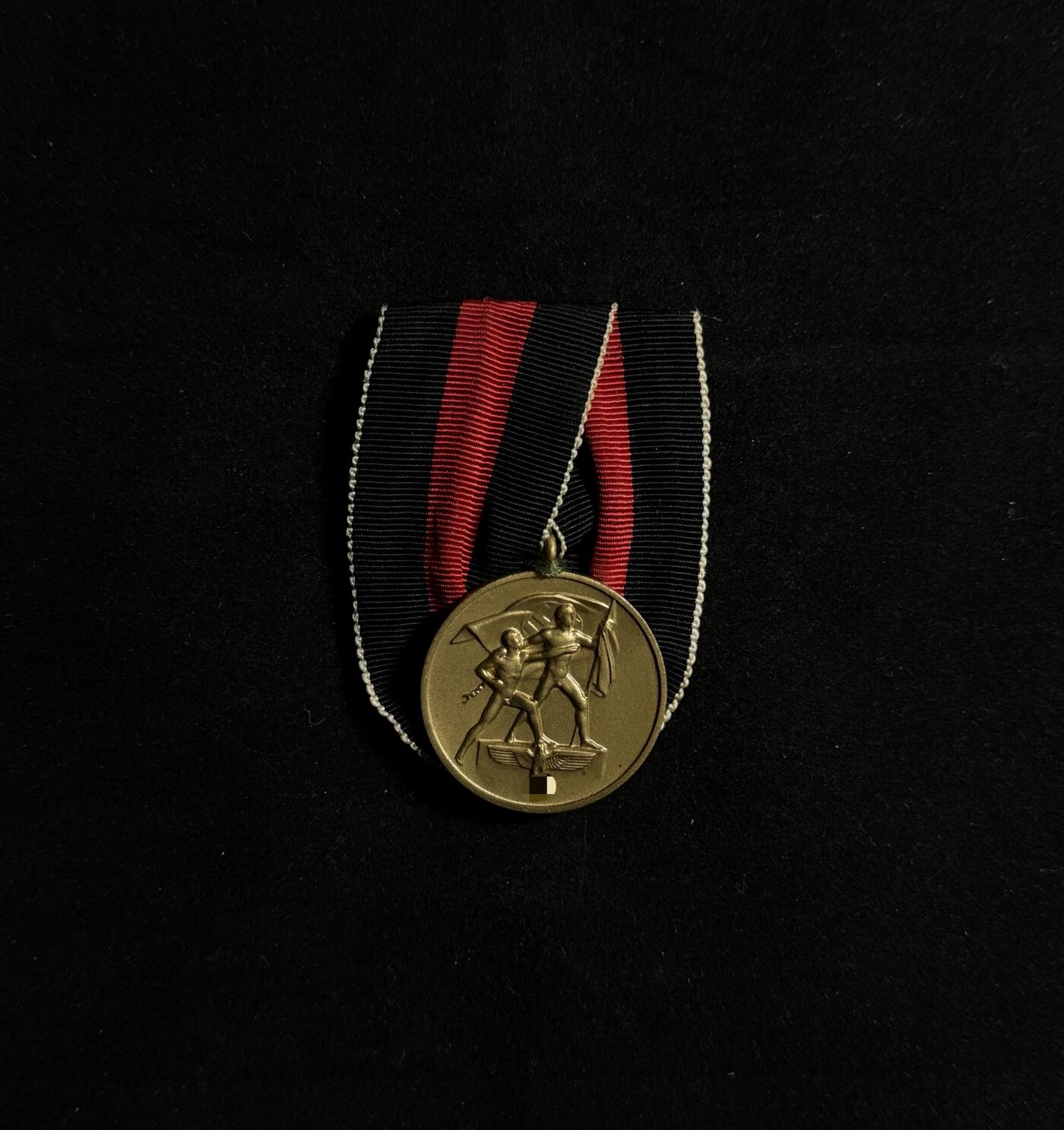 欢庆元旦！戎马世界章牌大赏第109期元旦大拍 铭记历史，珍爱和平！德国二战苏台德回归奖章，上挂后缝