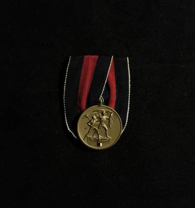 欢庆元旦！戎马世界章牌大赏第109期元旦大拍 - 铭记历史，珍爱和平！德国二战苏台德回归奖章，上挂后缝