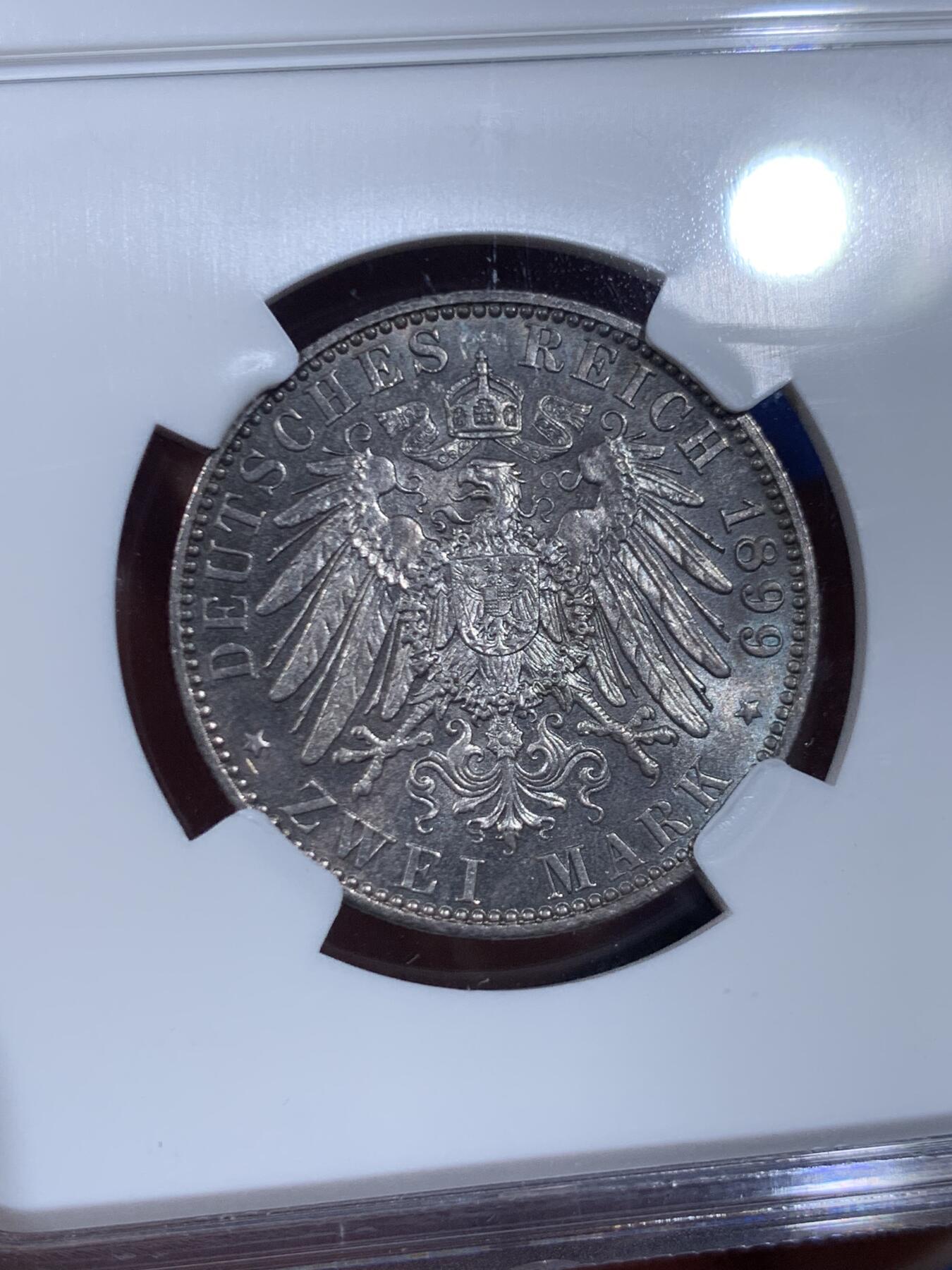 《竞宝斋》第450场 周日，周一，周二  3场连拍 （全场包邮，欢迎送拍） 亚军分 NGC MS63 德国 1899年 普鲁士 威廉二世 流通2马克银币，老N盒，青金彩，丝滑好状态。稀少的189x早期年份，亚军分，冠军也就64。同分2600成交