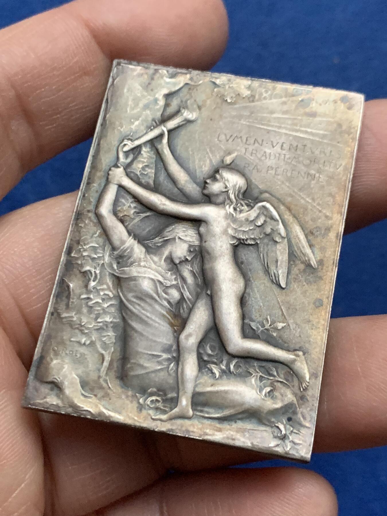 《竞宝斋》第450场 周日，周一，周二  3场连拍 （全场包邮，欢迎送拍） 名家奥斯卡罗蒂作品 1900年世博会镀银铜质方章 35.5克 35.8*50.8mm 丰饶角铜标 带原盒 高浮雕 好品