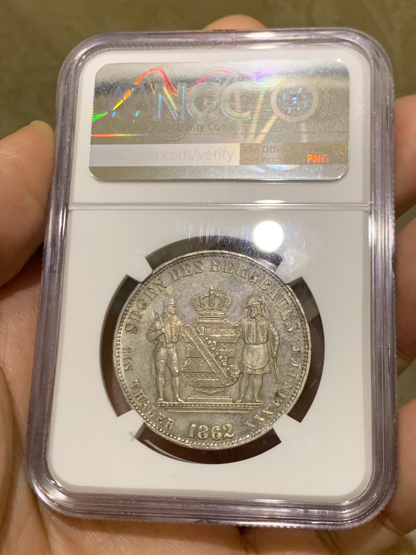 《竞宝斋》第450场 周日，周一，周二  3场连拍 （全场包邮，欢迎送拍） 唯一冠军分 NGC MS65 德国 1862年 萨克森王国 约翰一世 泰勒银币  14.5万的发行量 这个状态确实不可错过