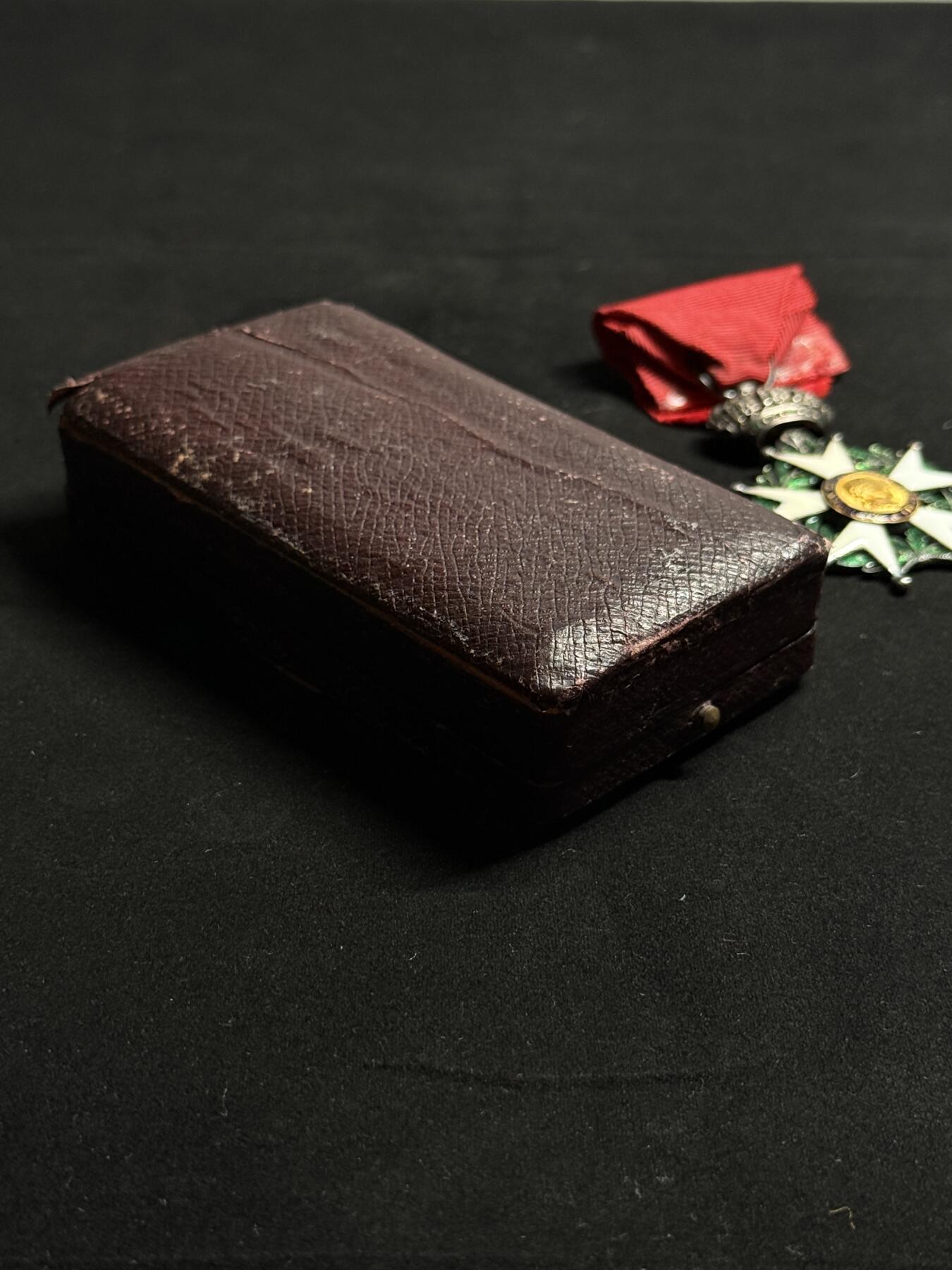 欢庆元旦！戎马世界章牌大赏第109期元旦大拍 法国荣誉军团勋章，第二帝国时期，绿色、蓝色、白色珐琅均有严重修补，章体下方花束被人为剪去（用来冒充一帝版本），银制，章芯金制，盒子为三共早期亚瑟贝特朗盒子（有严重老化破损）